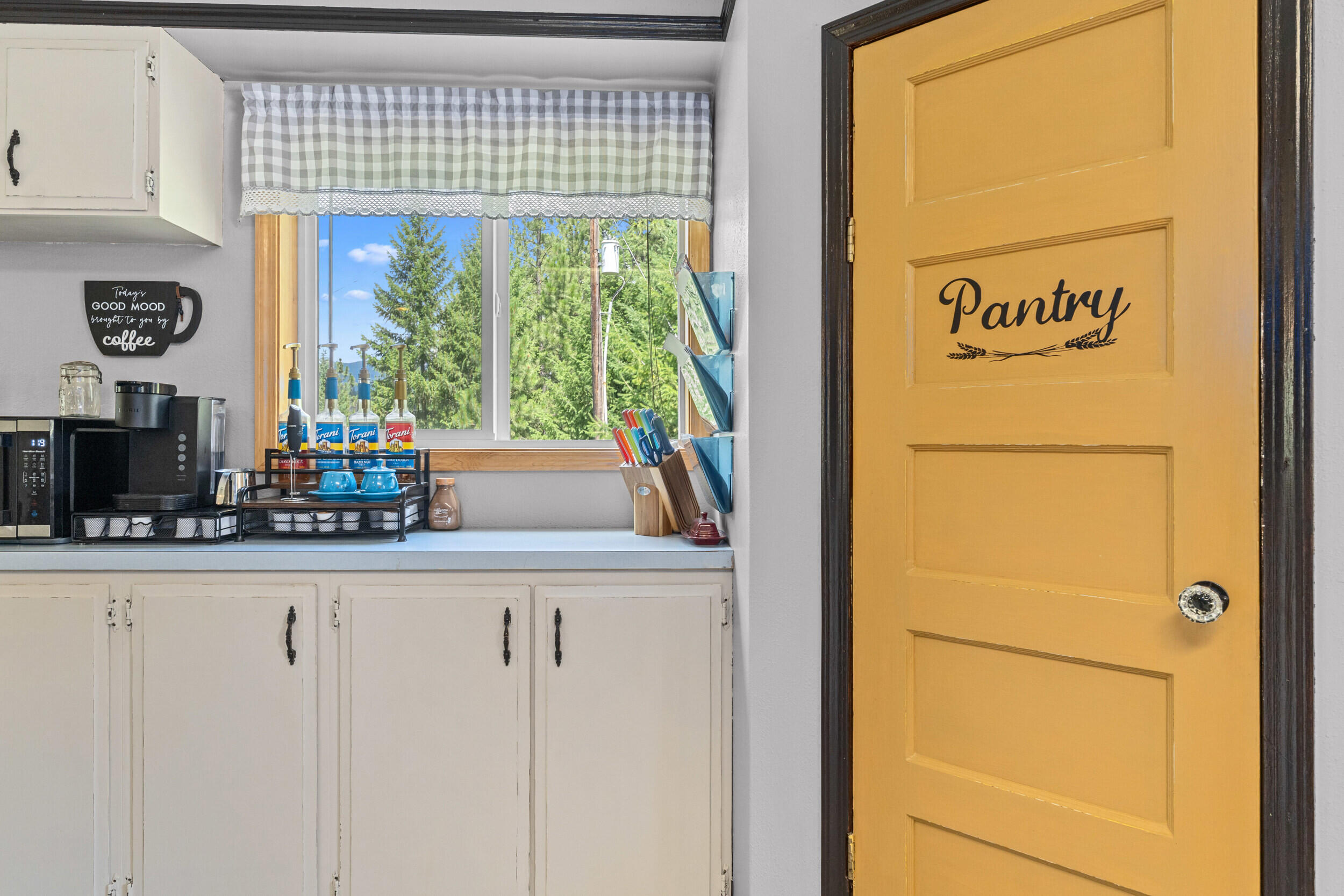 
                        Property photograph at
                        762 MAHONEY RD
                      