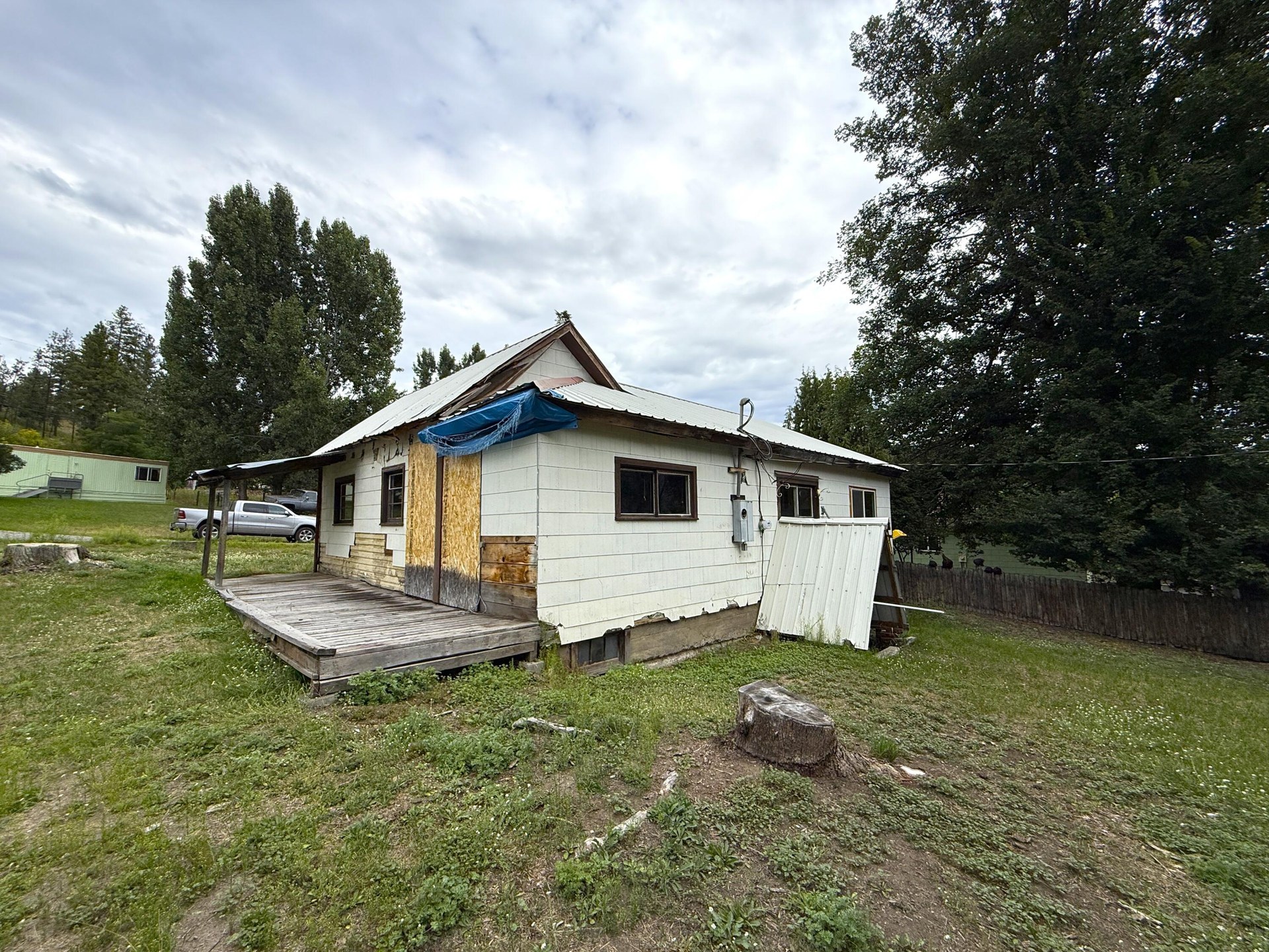 
                        Property photograph at
                        653 E 9TH ST
                      