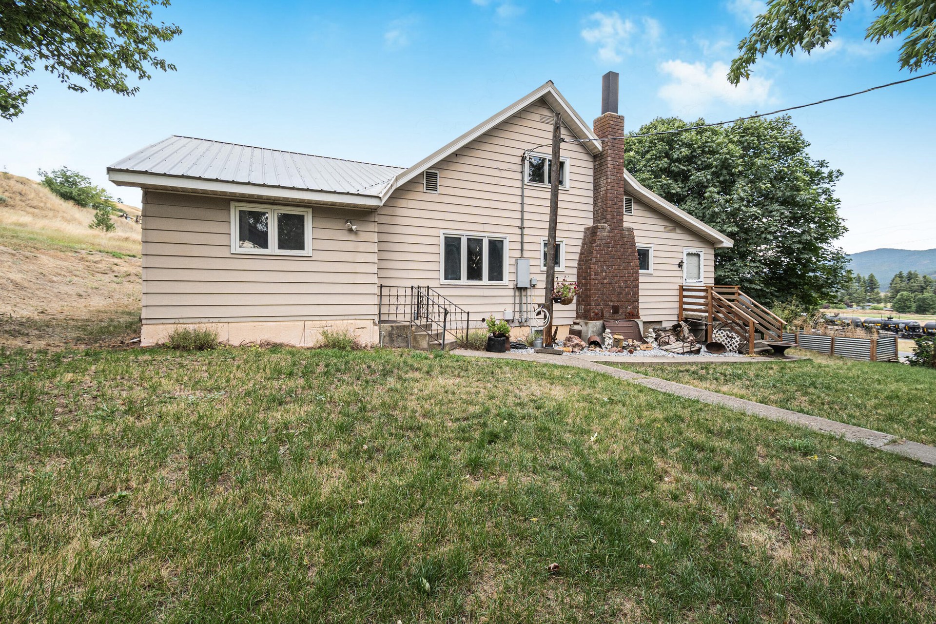 
                        Property photograph at
                        792 A HWY 395 N
                      