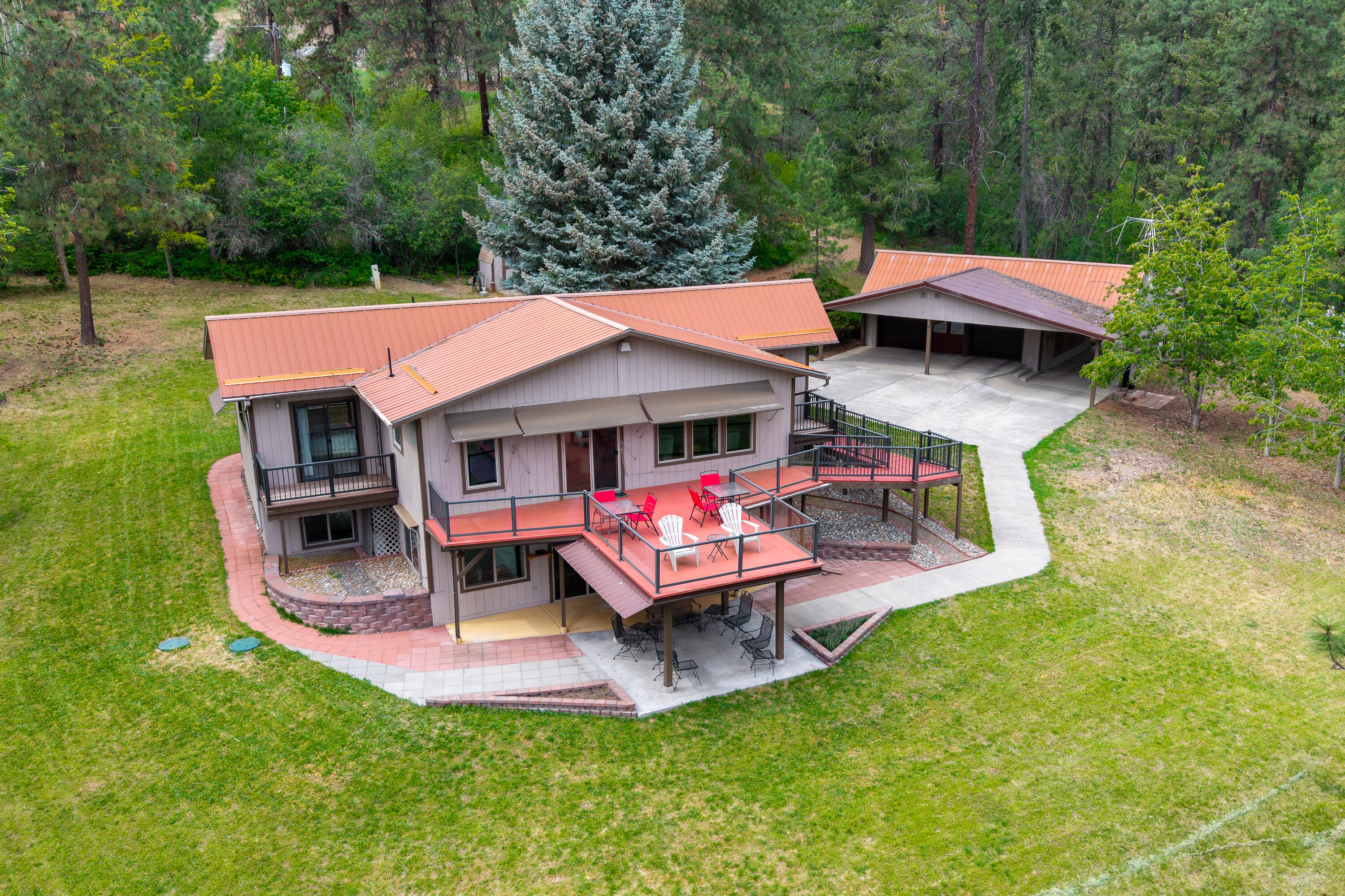 
            Exterior of
            855 INCHELIUM HWY
          