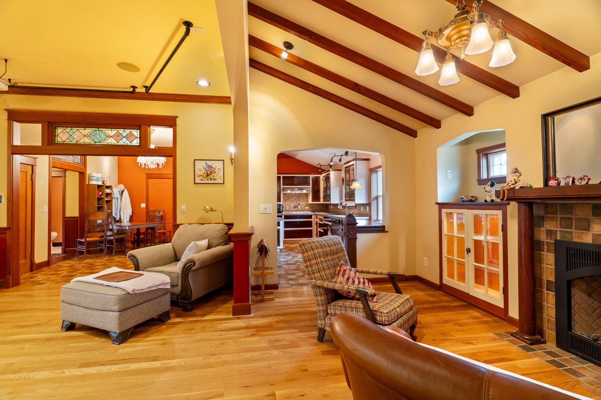 
                        Property photograph at
                        903 W KING ST
                      
