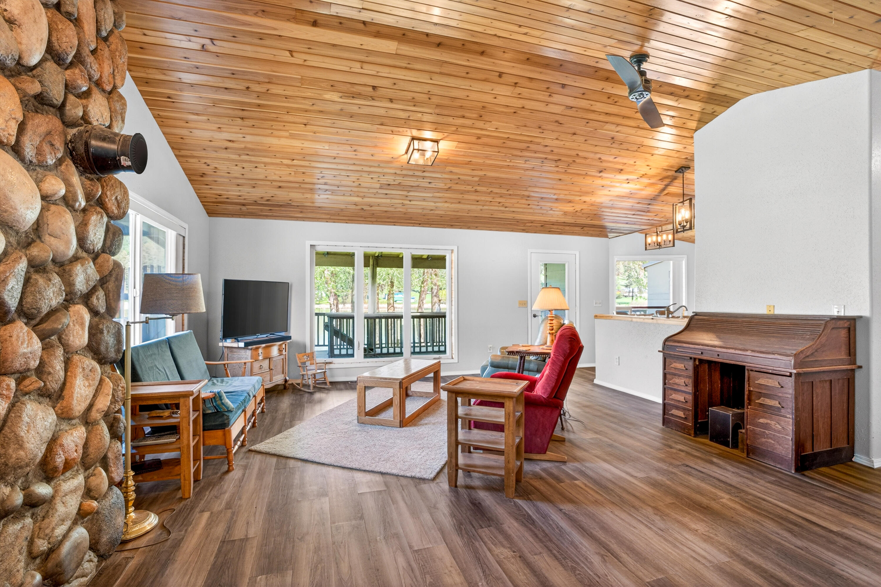 
                        Property photograph at
                        927 MISSION LAKE RD
                      