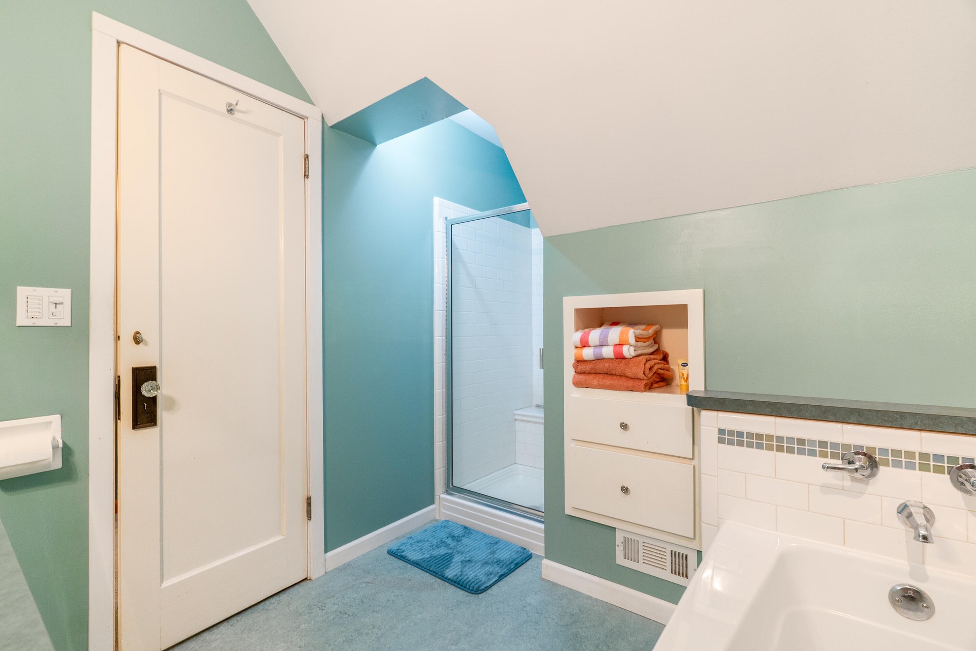 
                        Property photograph at
                        903 W KING ST
                      