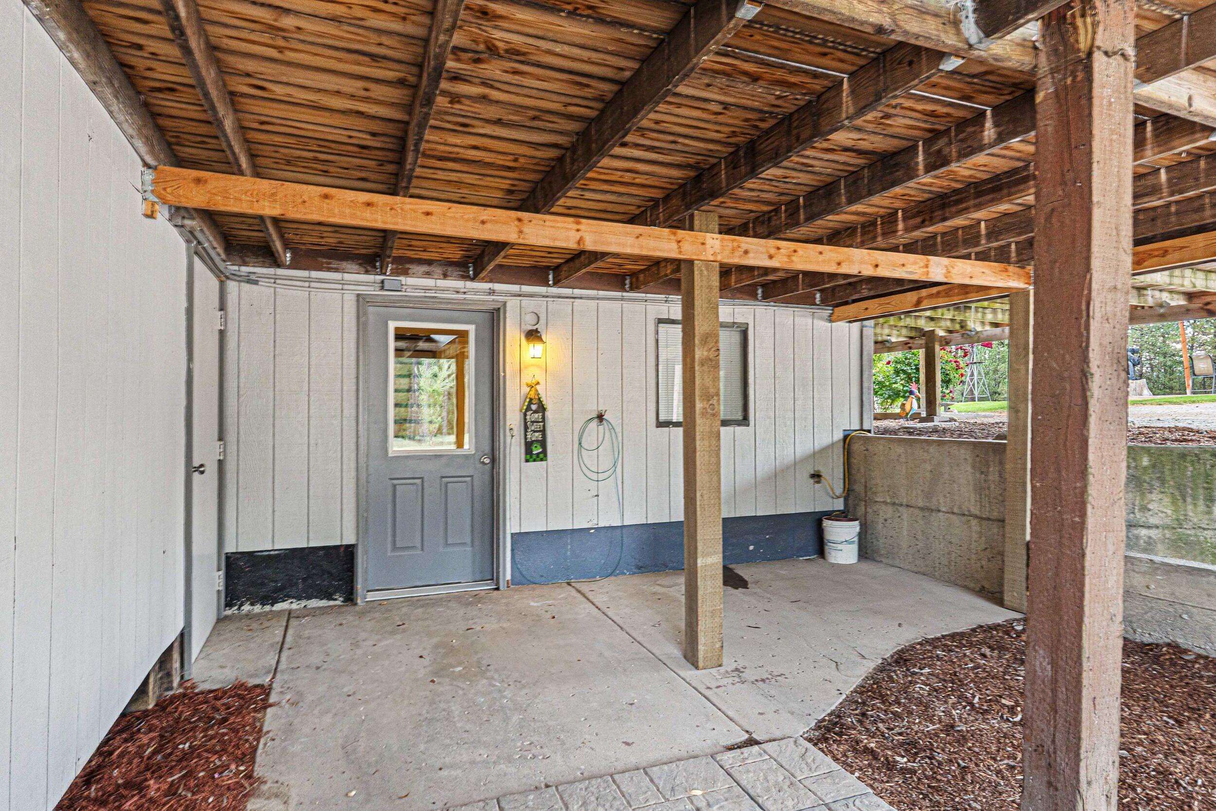 
                        Property photograph at
                        762 MAHONEY RD
                      