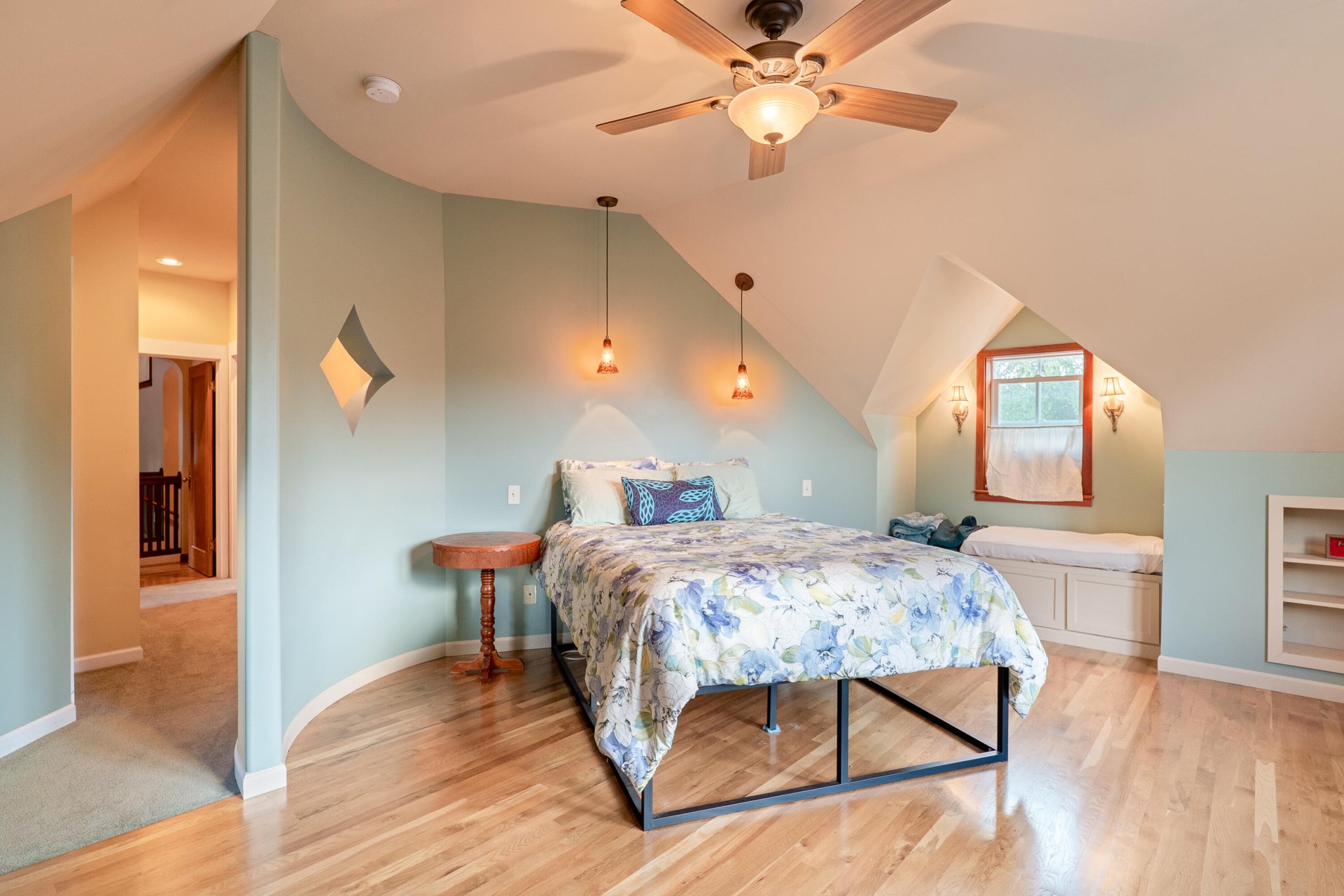 
                        Property photograph at
                        903 W KING ST
                      