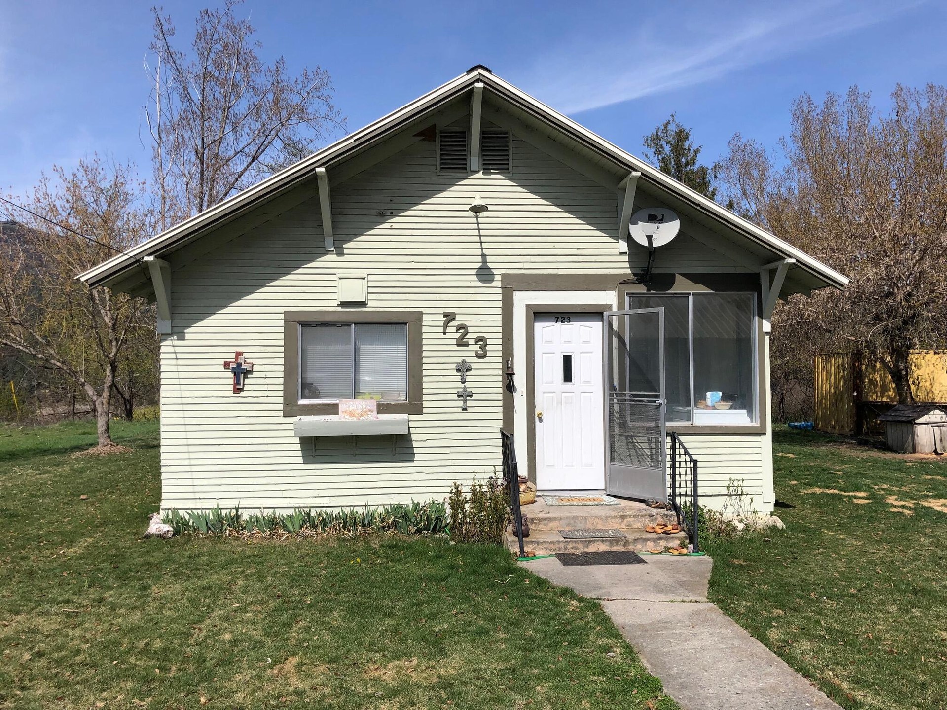 
                        Property photograph at
                        723 SUMMIT AVE
                      