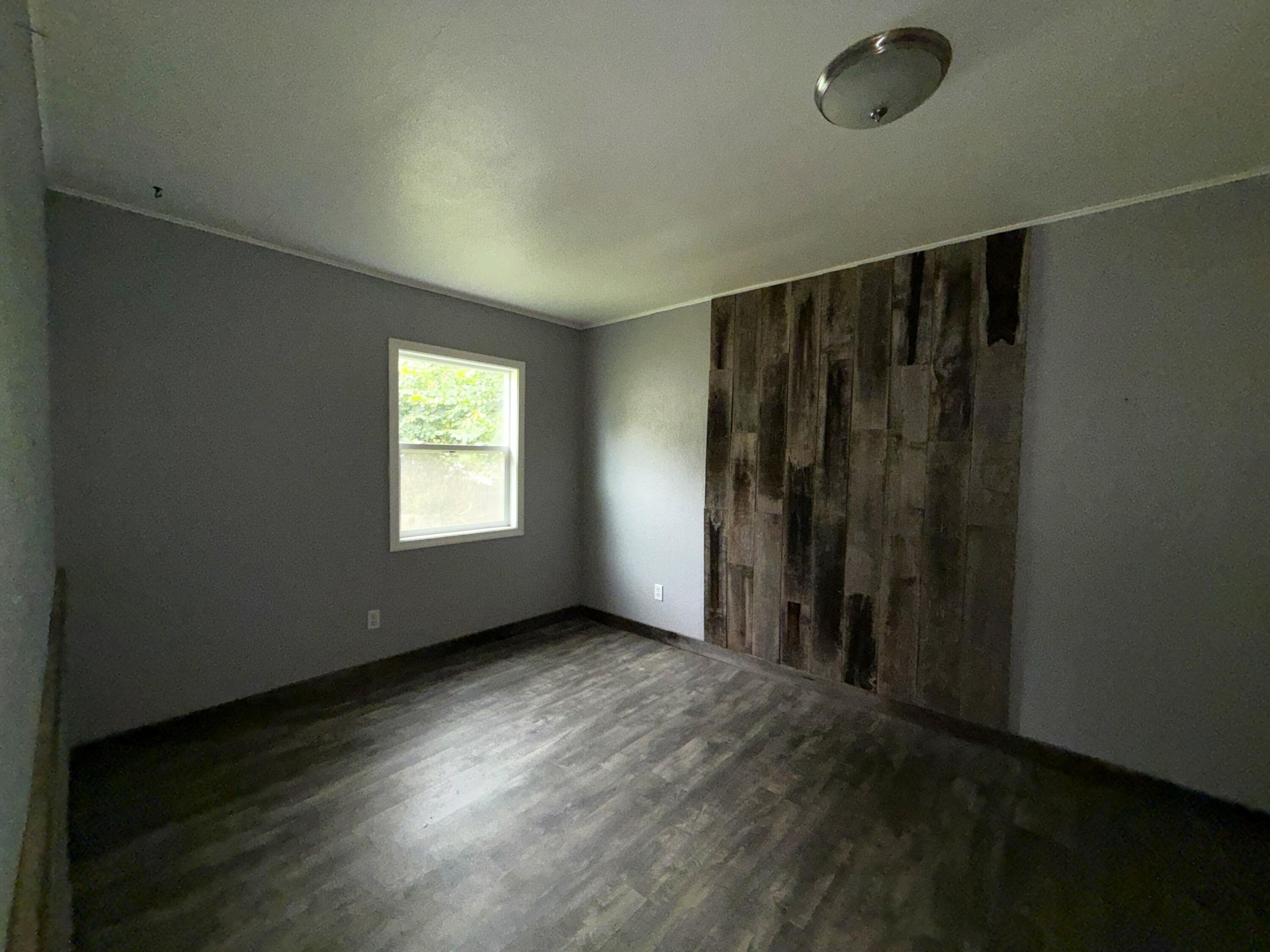 
                        Property photograph at
                        653 E 9TH ST
                      