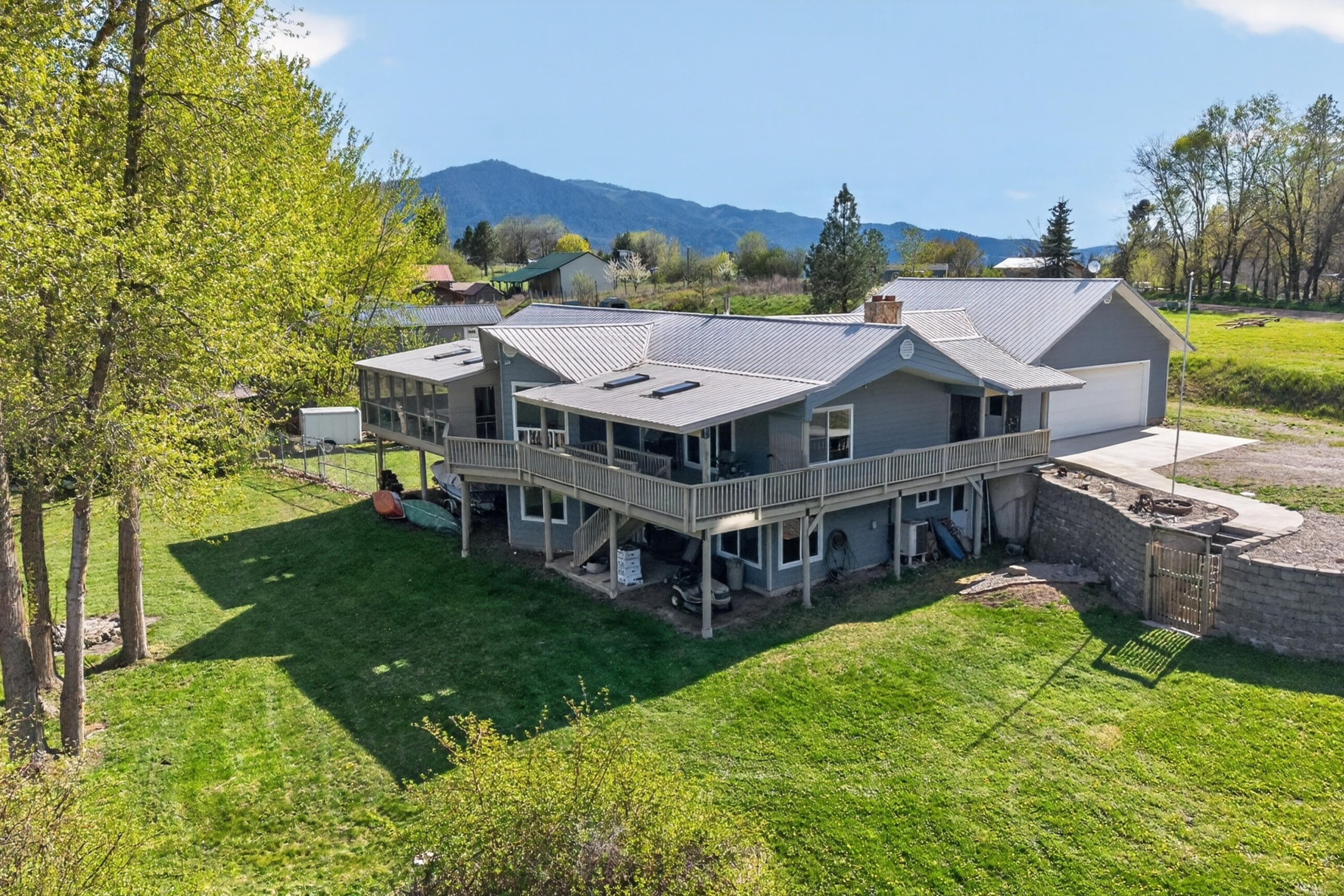 
                        Property photograph at
                        927 MISSION LAKE RD
                      