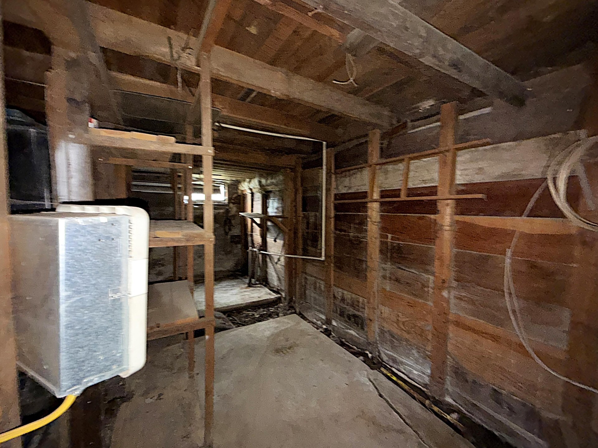 
                        Property photograph at
                        653 E 9TH ST
                      