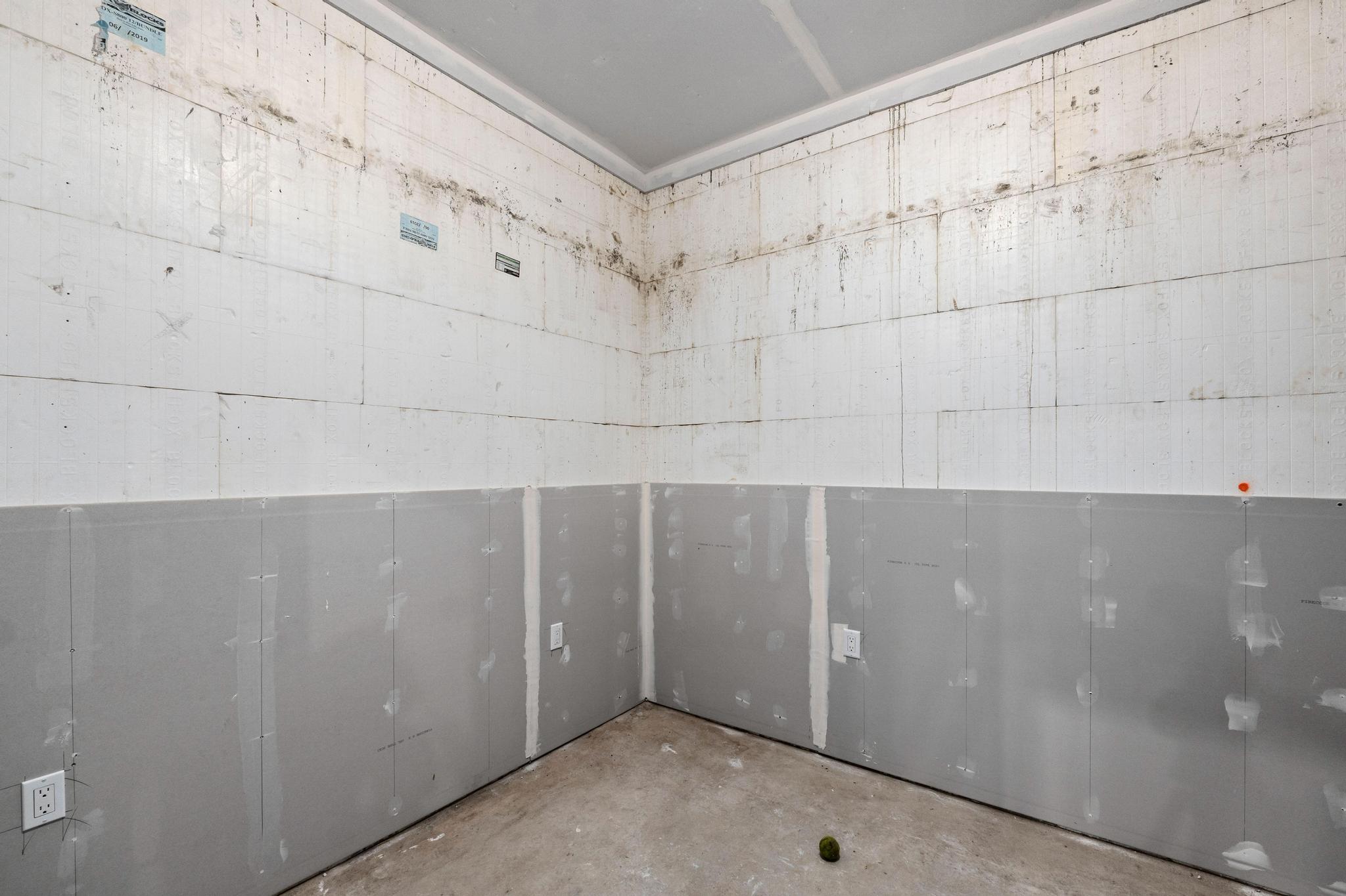 
                        Property photograph at
                        112 SUGARLOAF RD
                      
