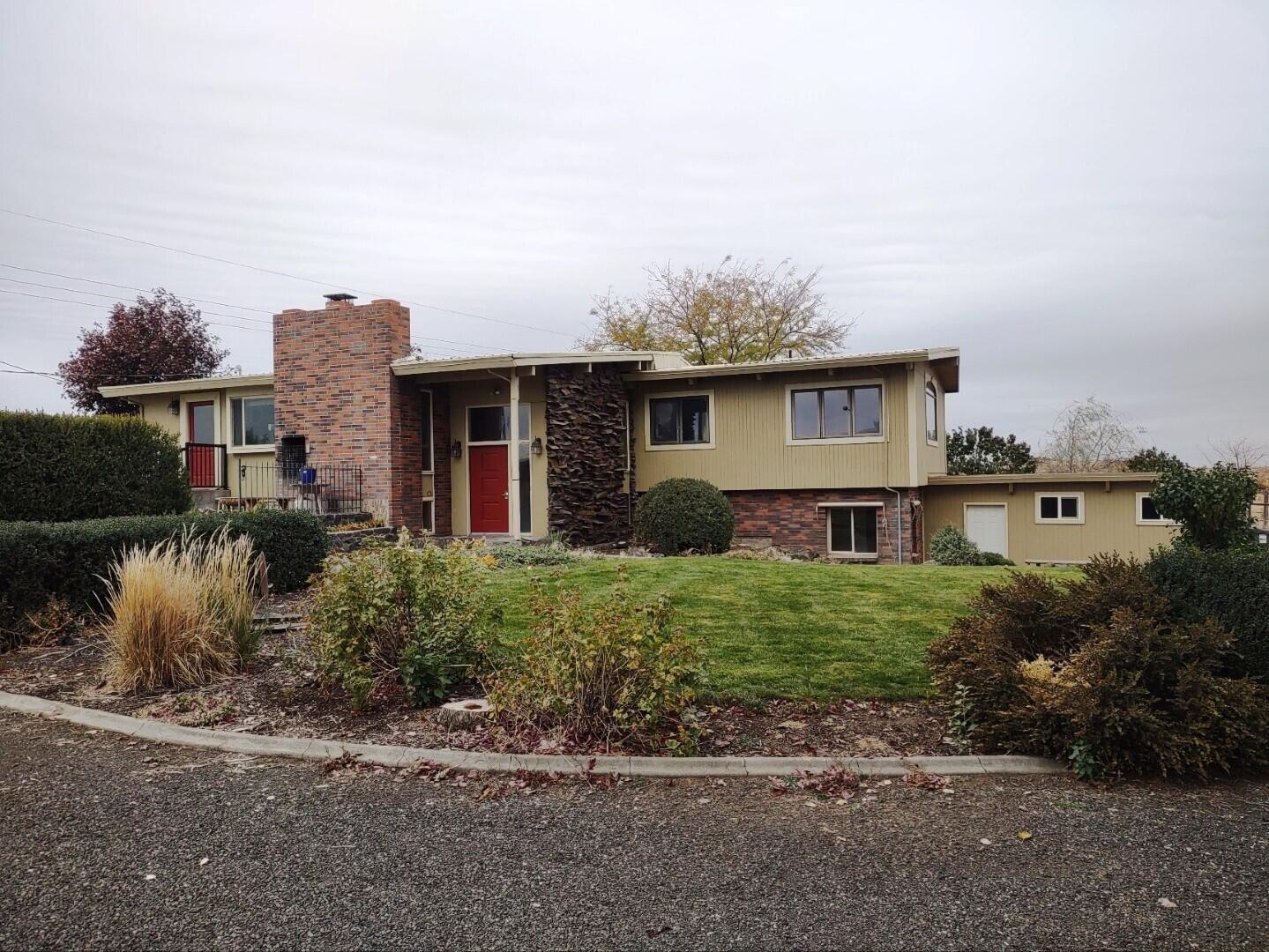
            Exterior of
            2175 W MCMANAMON RD
          