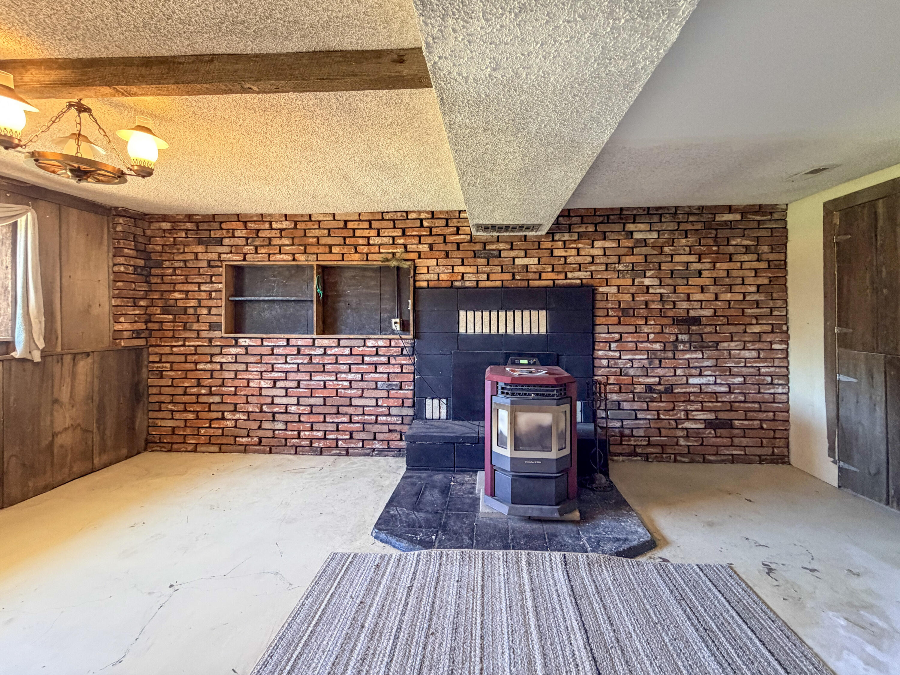 
                        Property photograph at
                        598 N HWY 395
                      