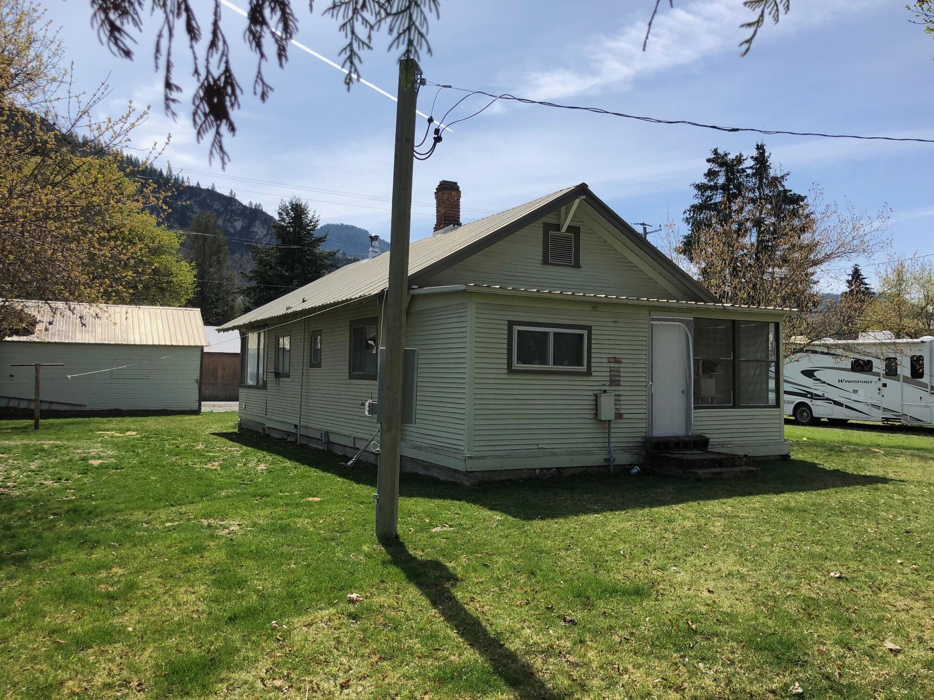 
                        Property photograph at
                        723 SUMMIT AVE
                      