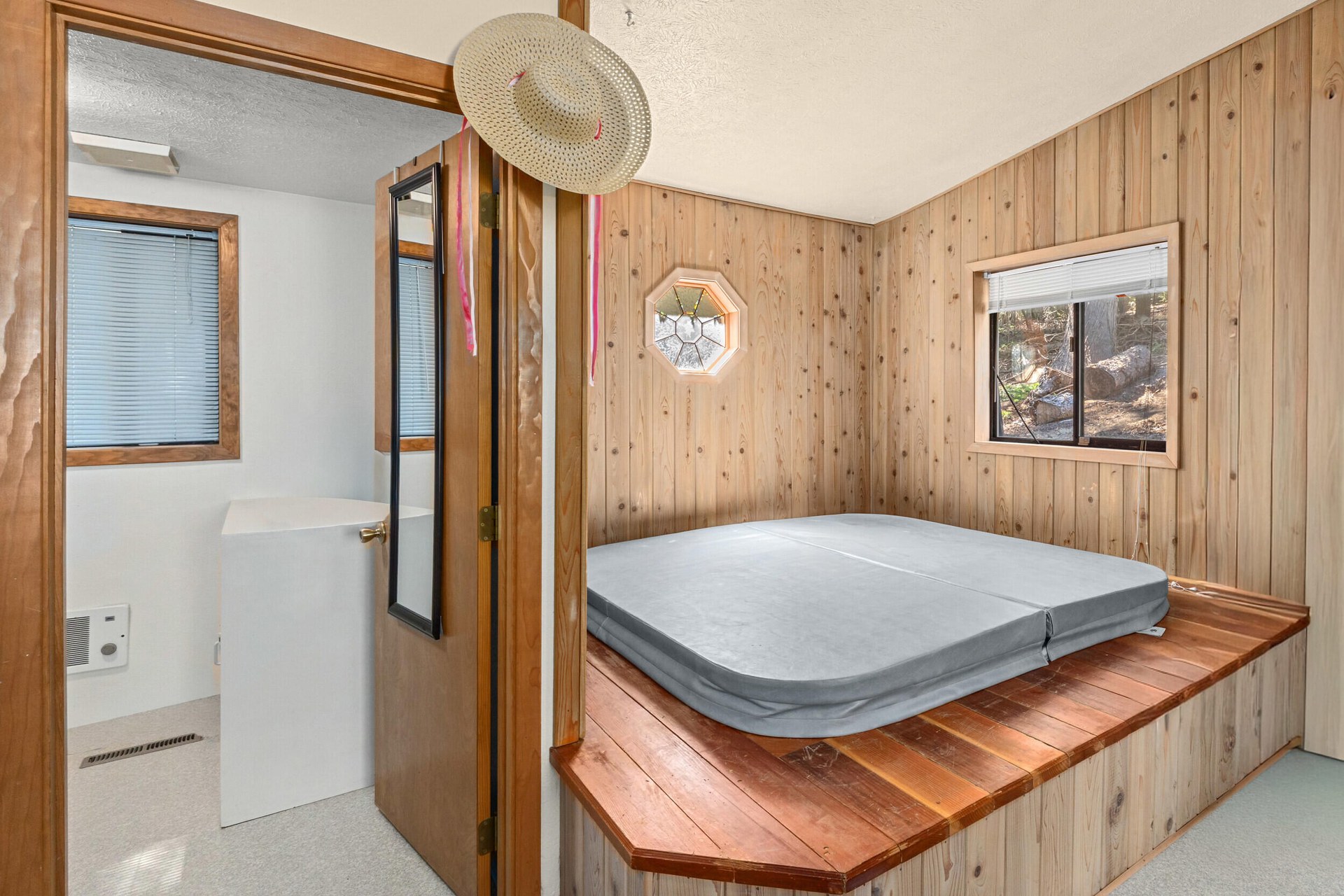 
                        Property photograph at
                        2594 TAMARACK DR
                      