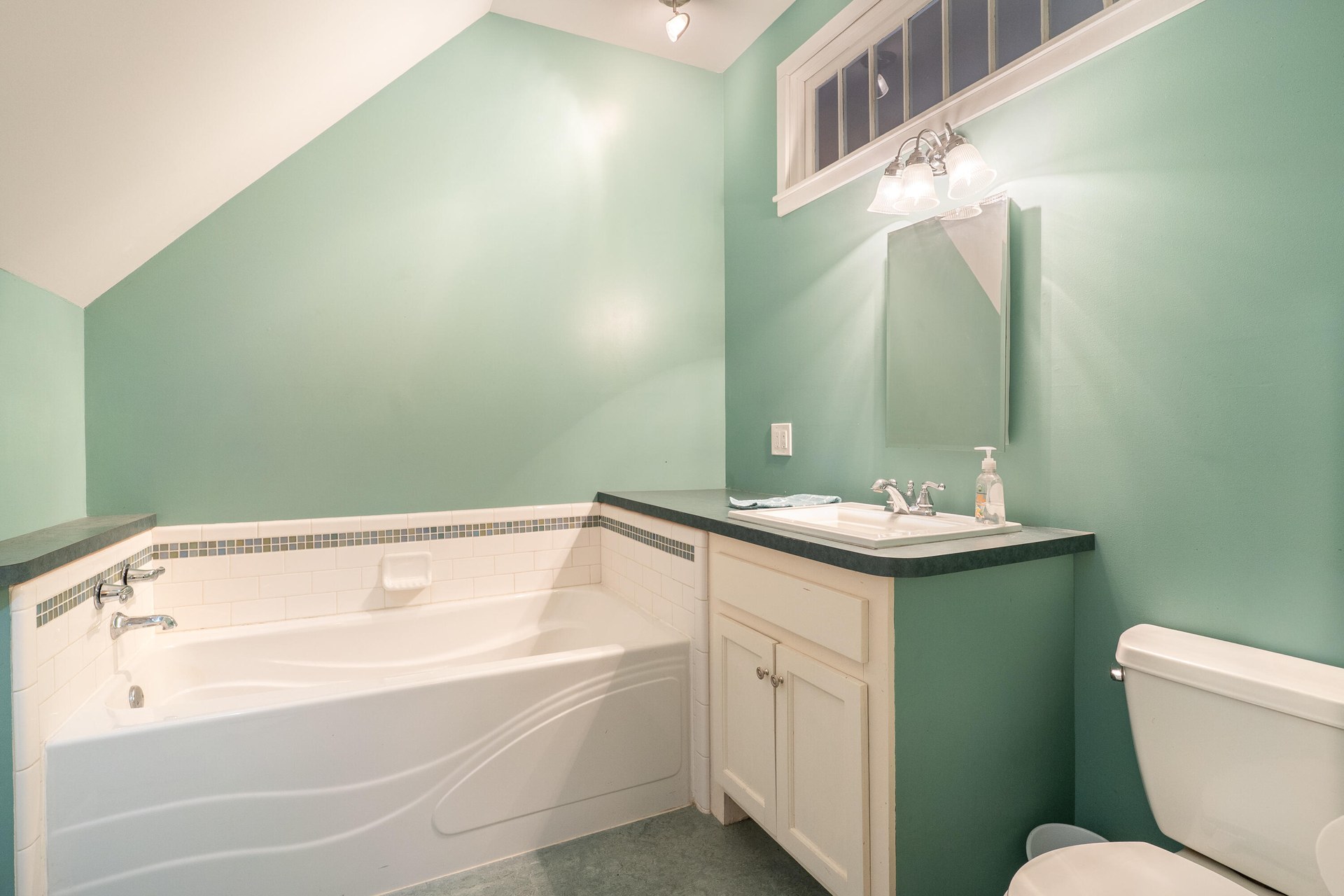
                        Property photograph at
                        903 W KING ST
                      