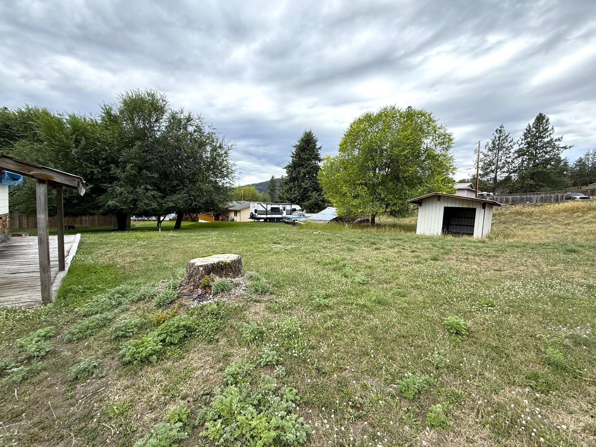 
                        Property photograph at
                        653 E 9TH ST
                      