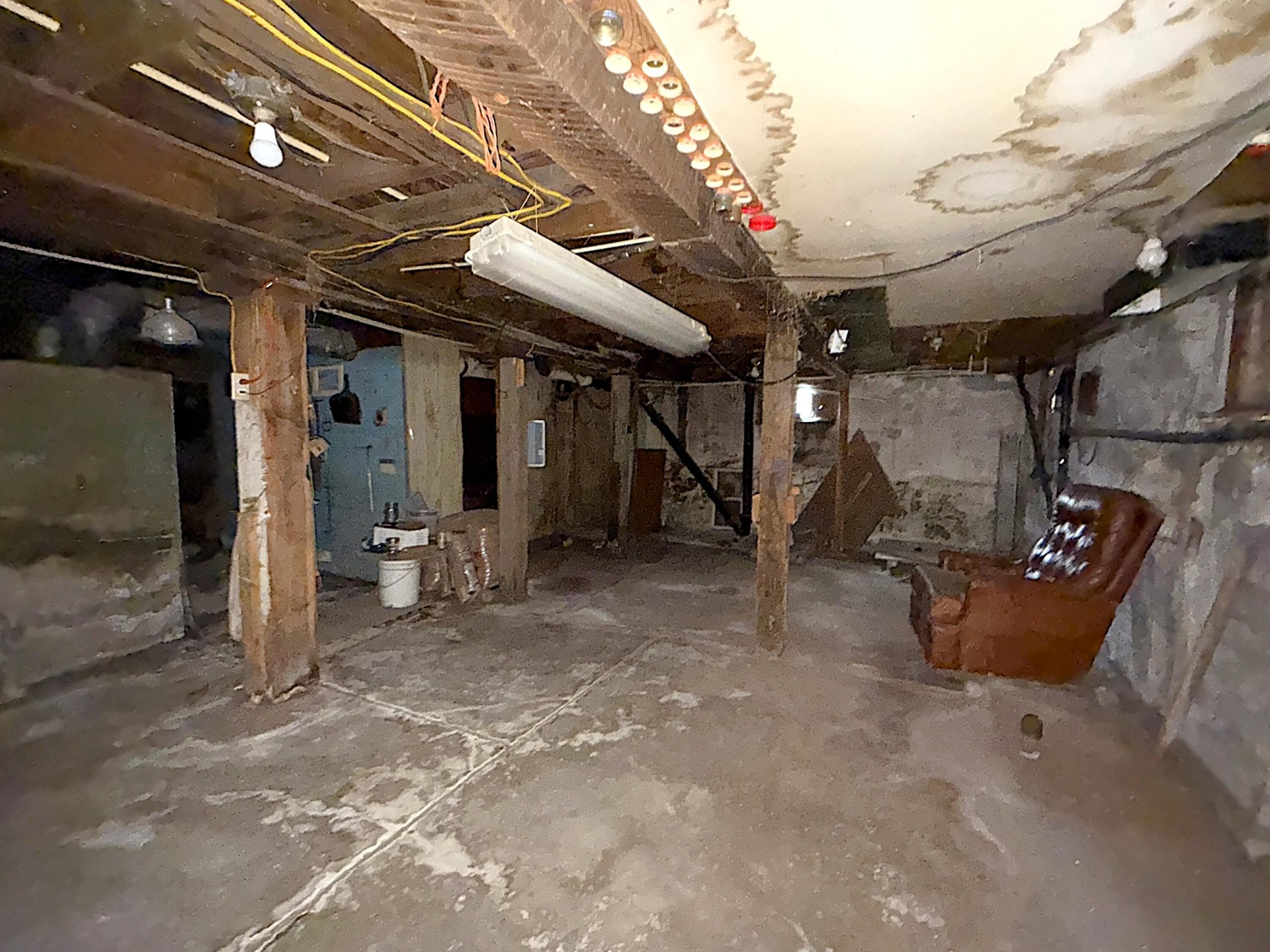 
                        Property photograph at
                        653 E 9TH ST
                      
