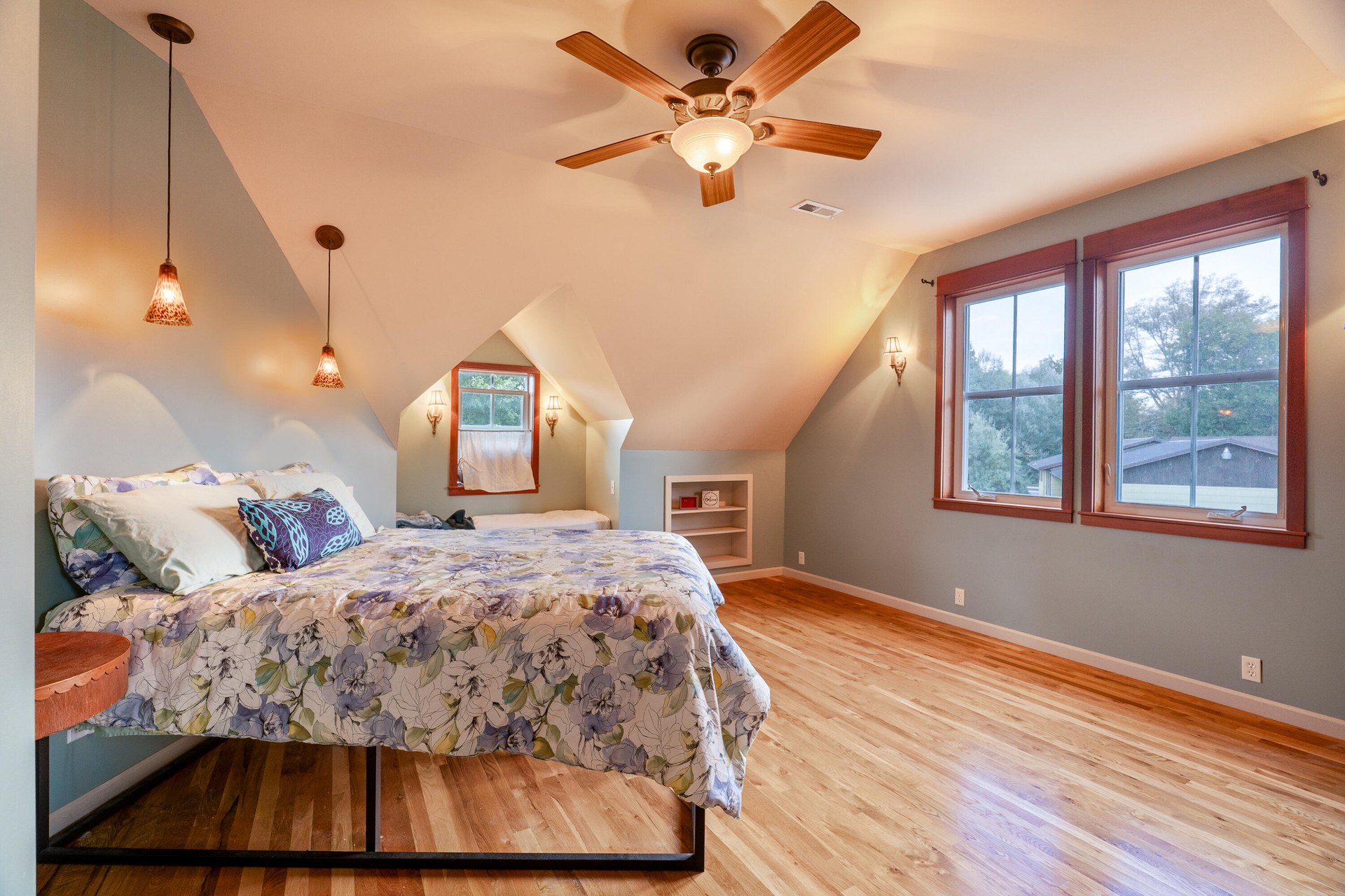 
                        Property photograph at
                        903 W KING ST
                      