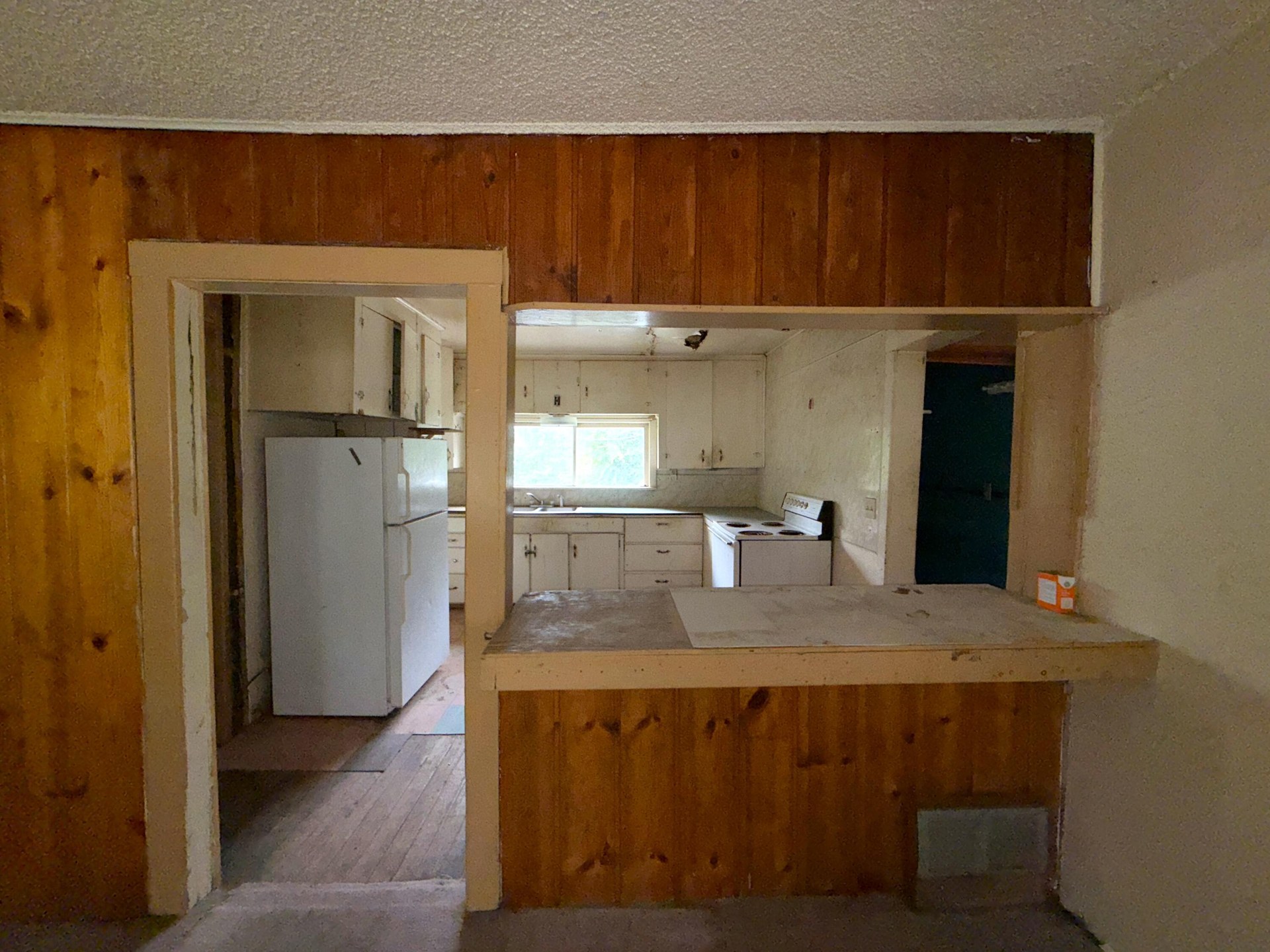
                        Property photograph at
                        653 E 9TH ST
                      