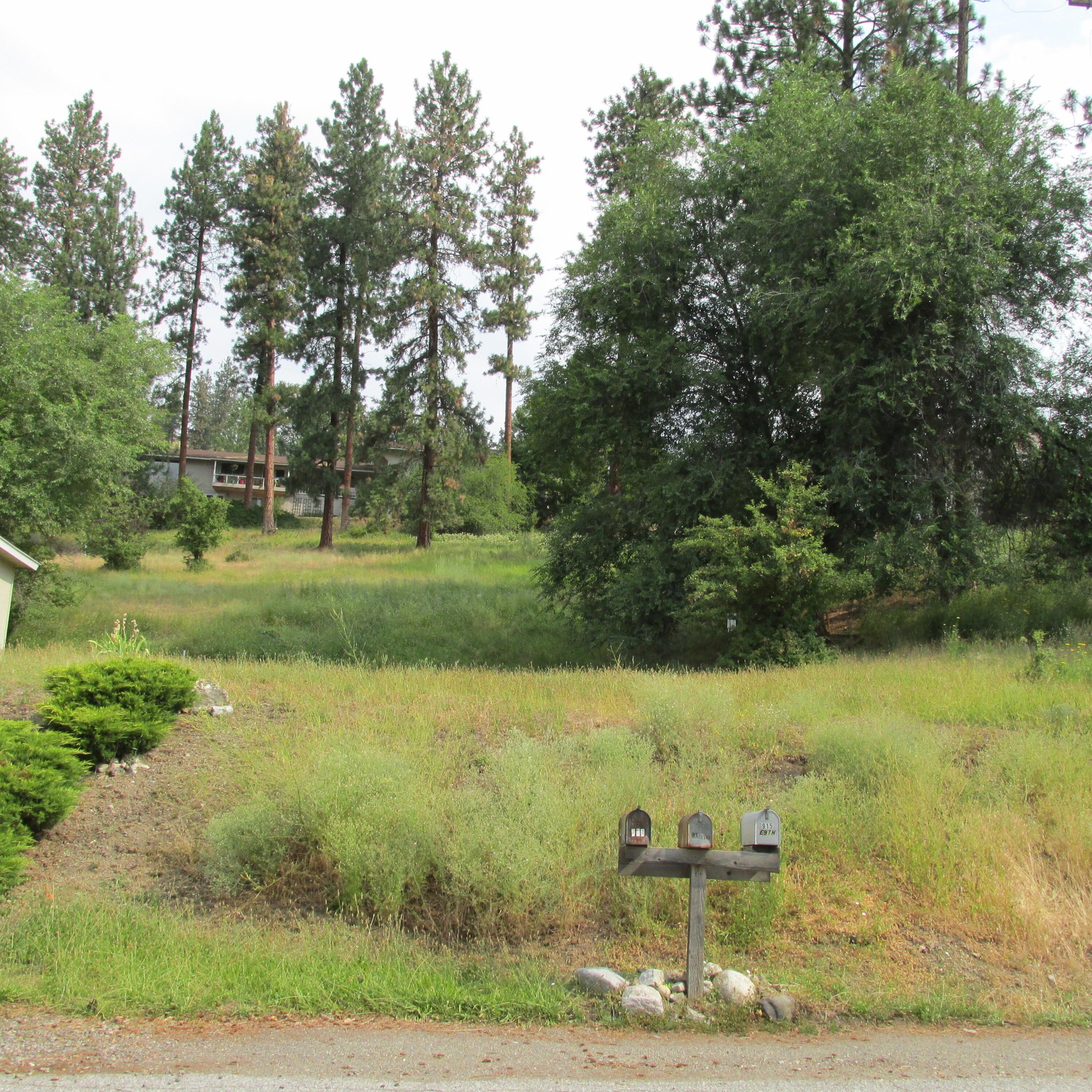 
                        Property photograph at
                        8XX E 9TH AVE
                      