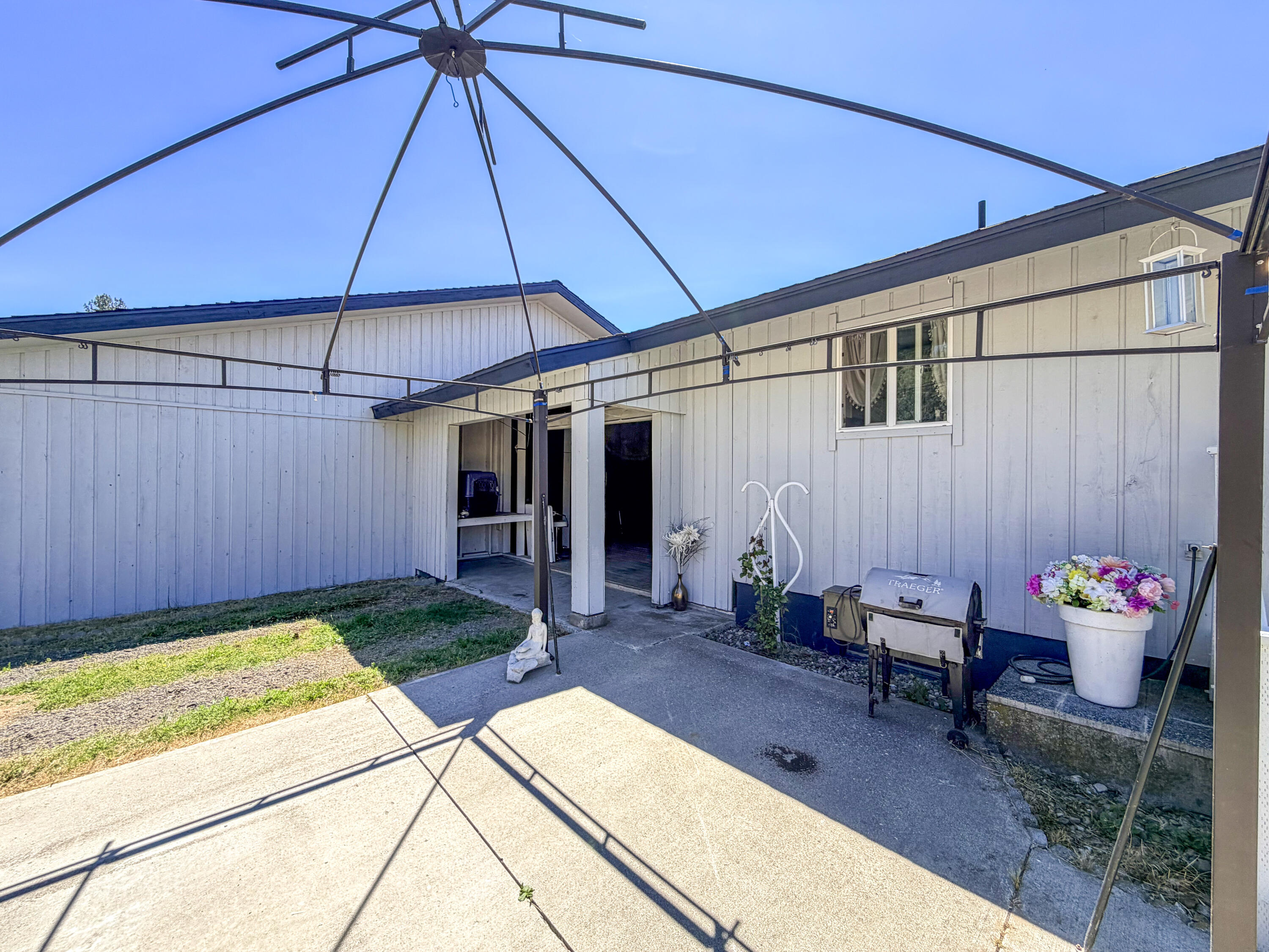 
                        Property photograph at
                        598 N HWY 395
                      