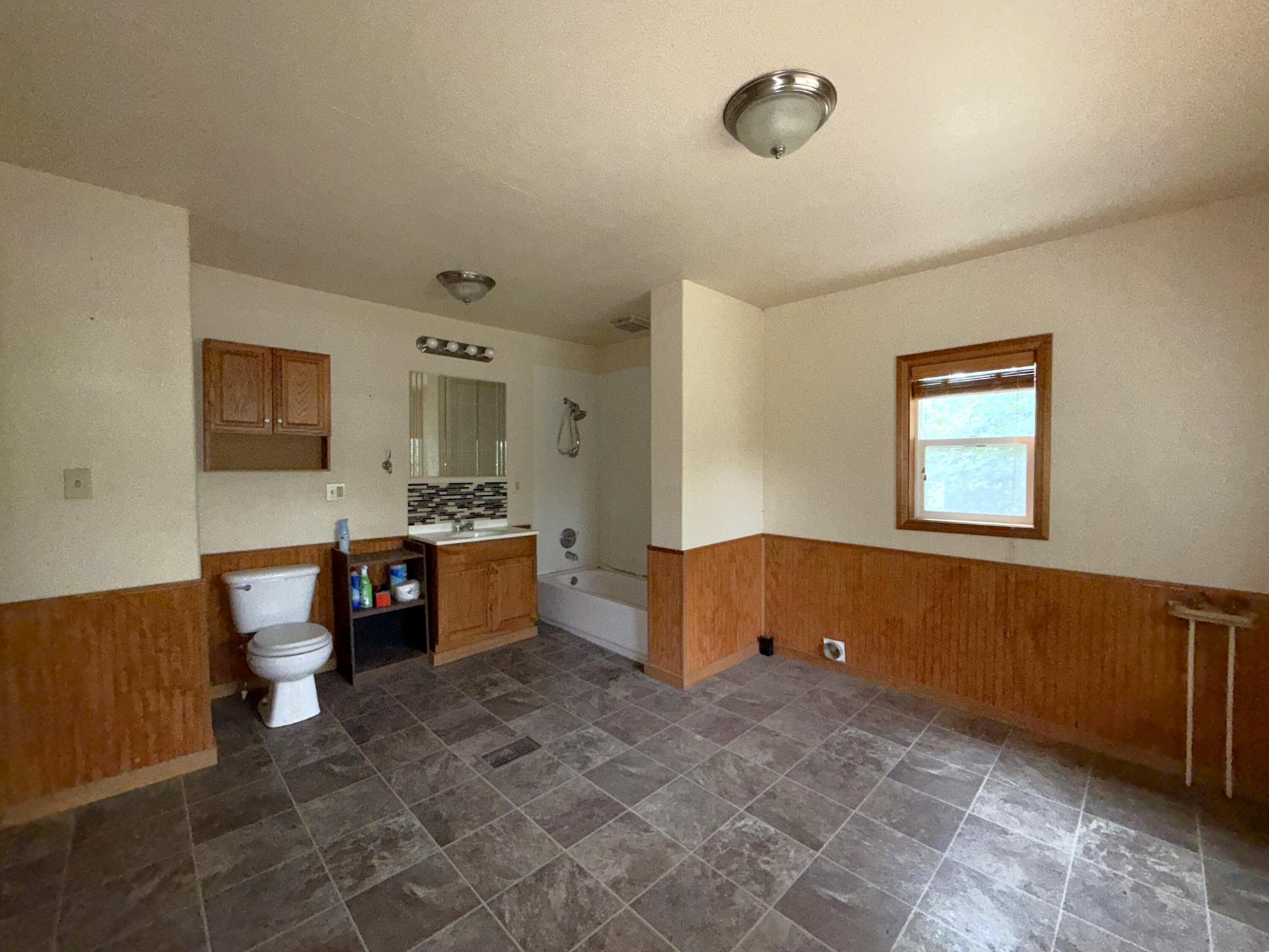 
                        Property photograph at
                        653 E 9TH ST
                      