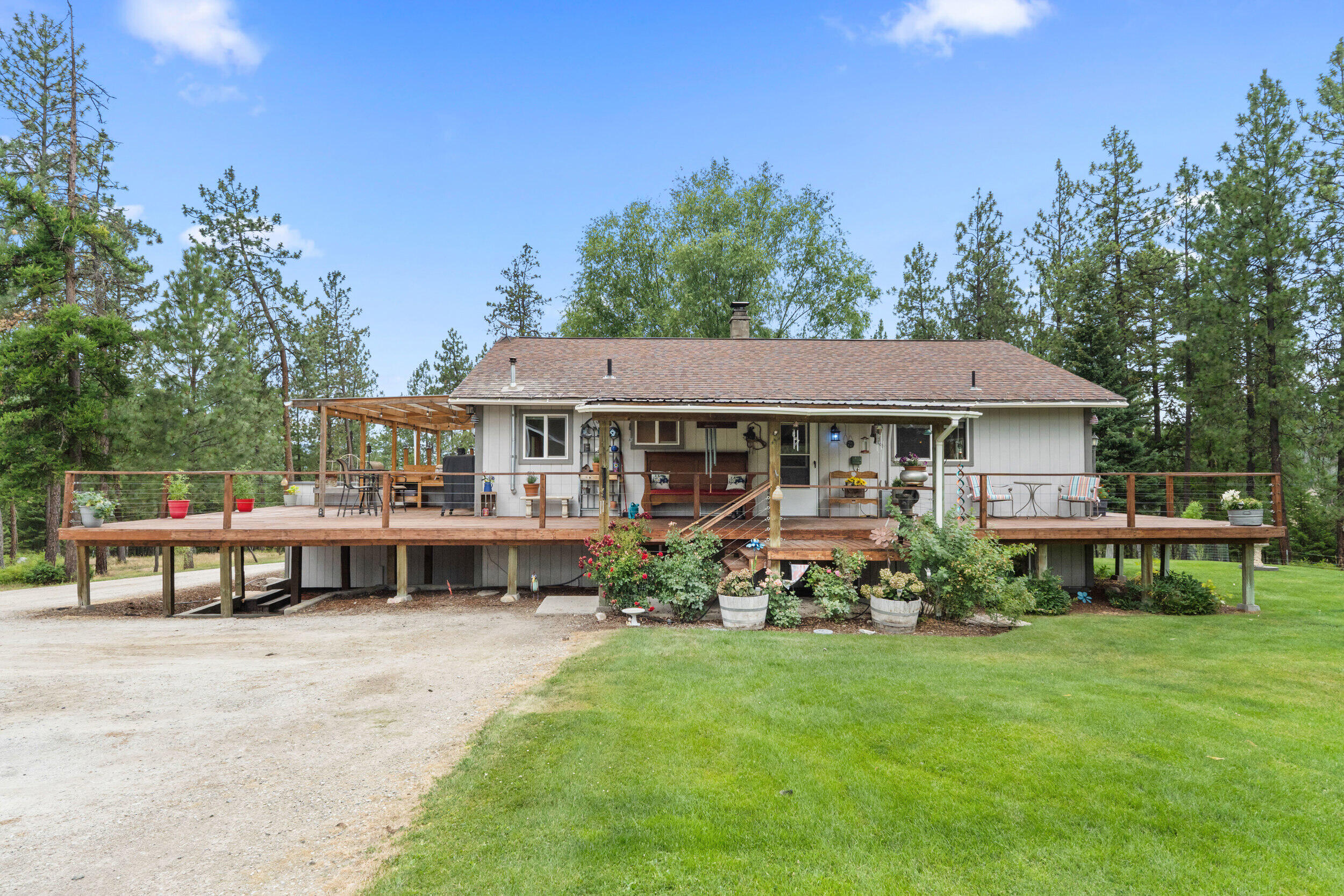 
                        Property photograph at
                        762 MAHONEY RD
                      