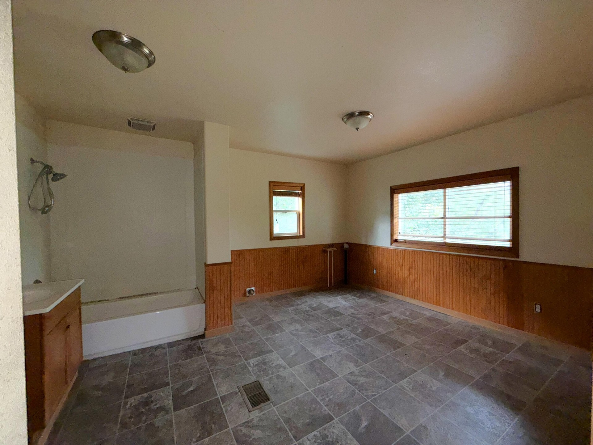 
                        Property photograph at
                        653 E 9TH ST
                      
