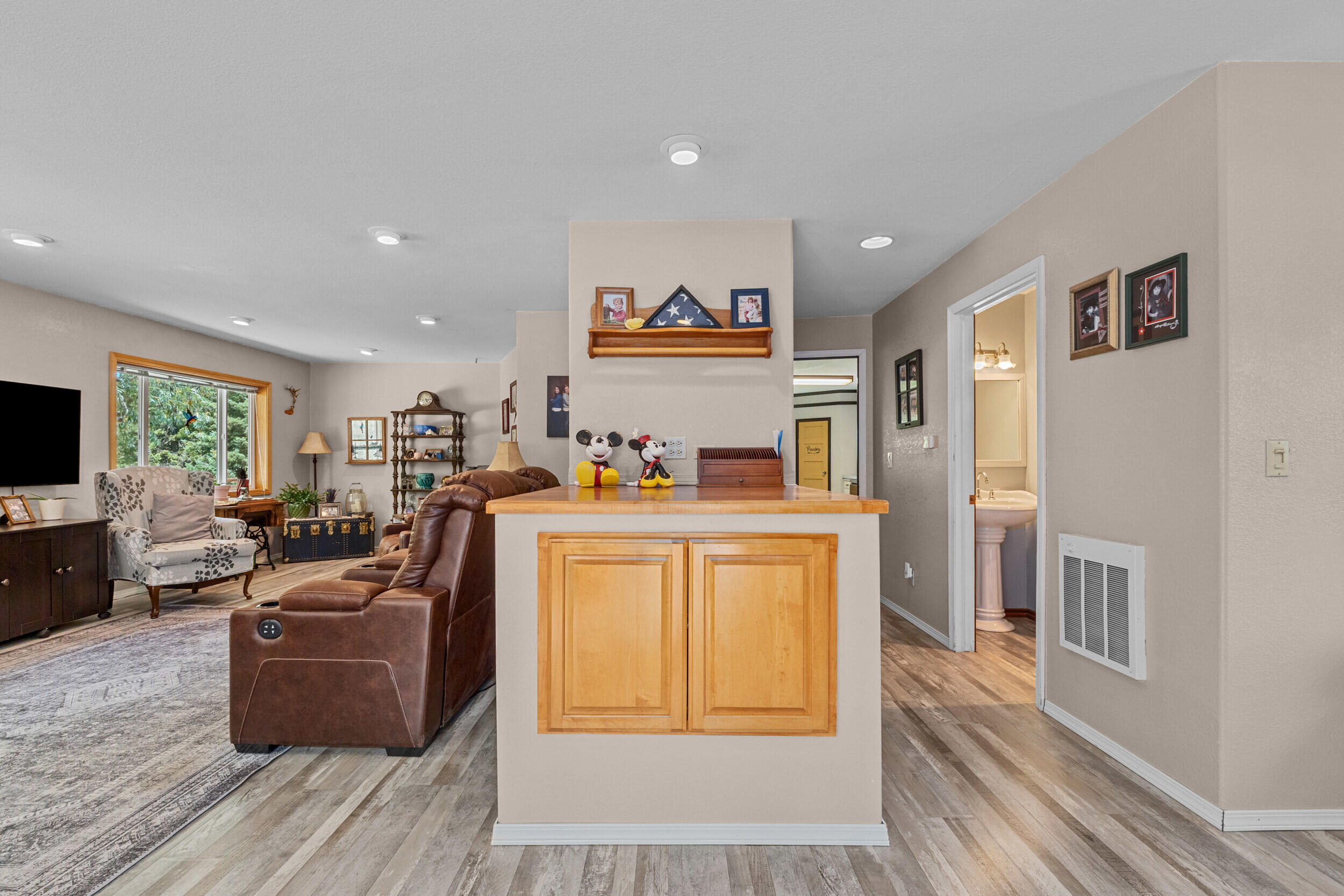 
                        Property photograph at
                        762 MAHONEY RD
                      