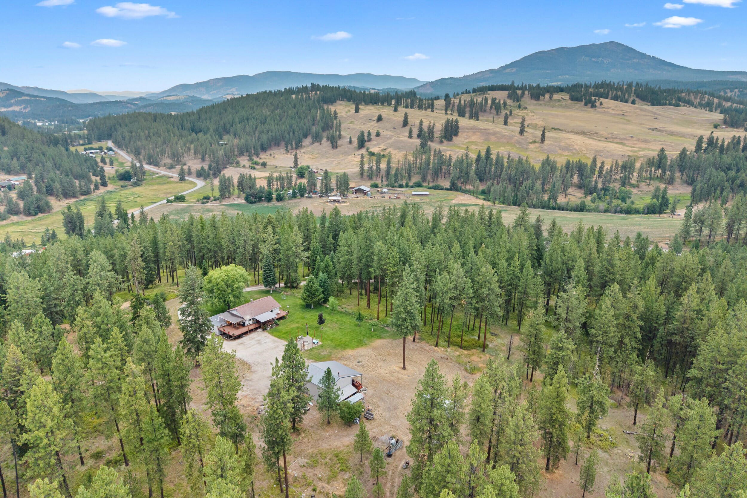 
                        Property photograph at
                        762 MAHONEY RD
                      