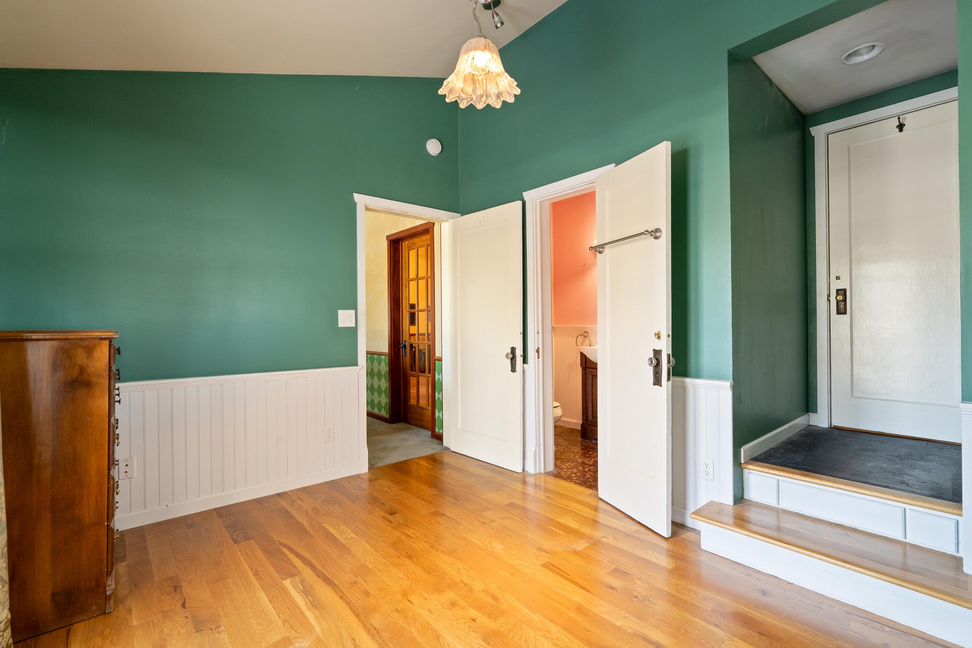 
                        Property photograph at
                        903 W KING ST
                      