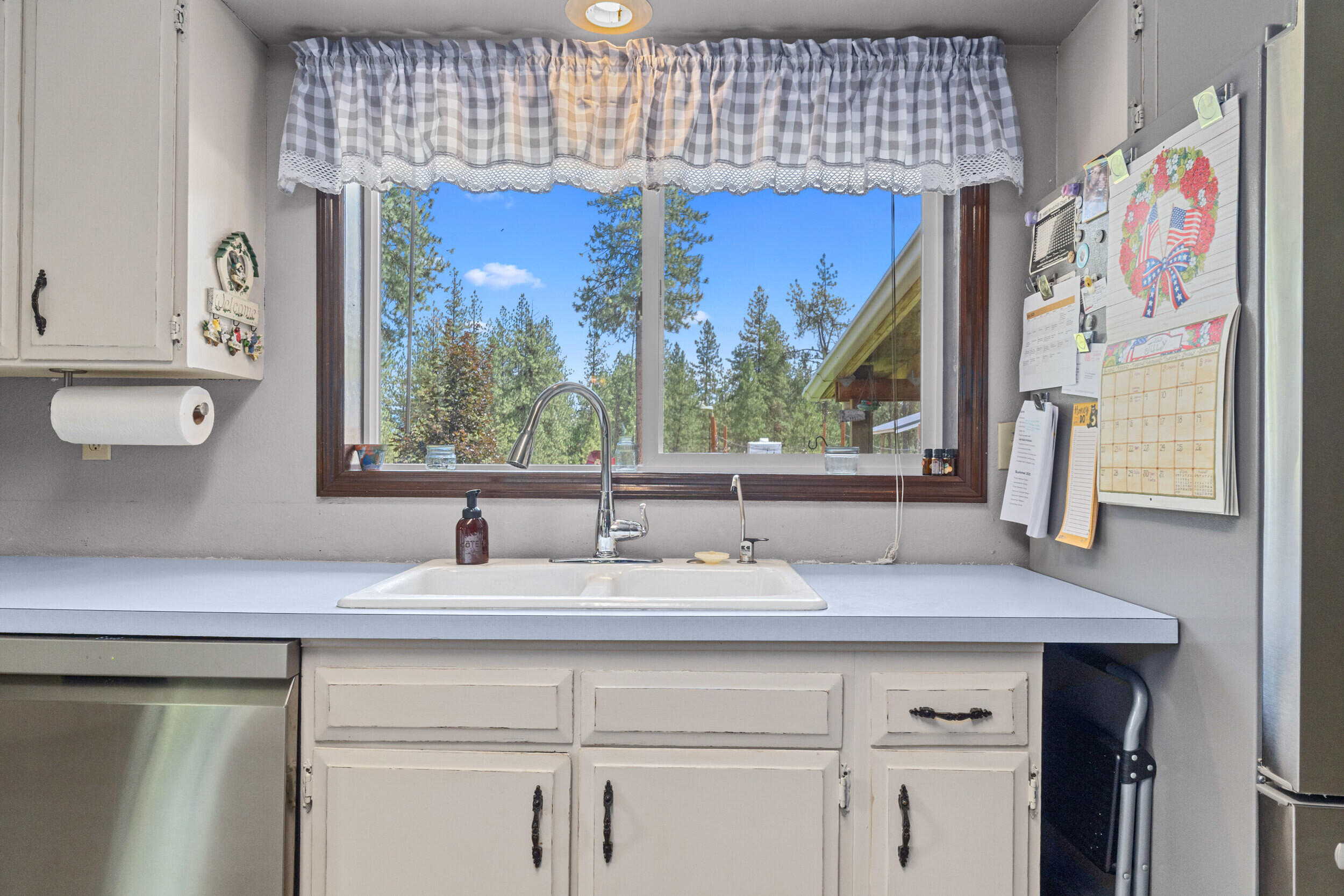 
                        Property photograph at
                        762 MAHONEY RD
                      