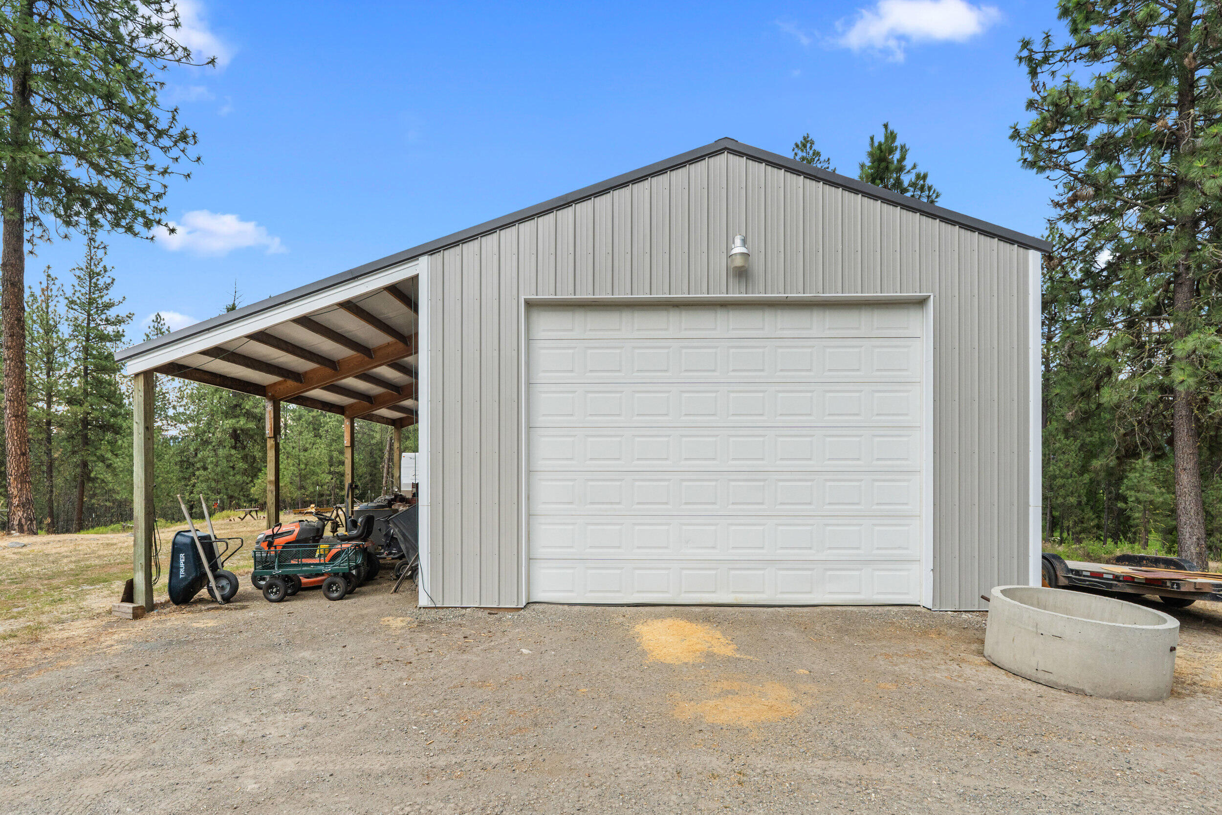 
                        Property photograph at
                        762 MAHONEY RD
                      