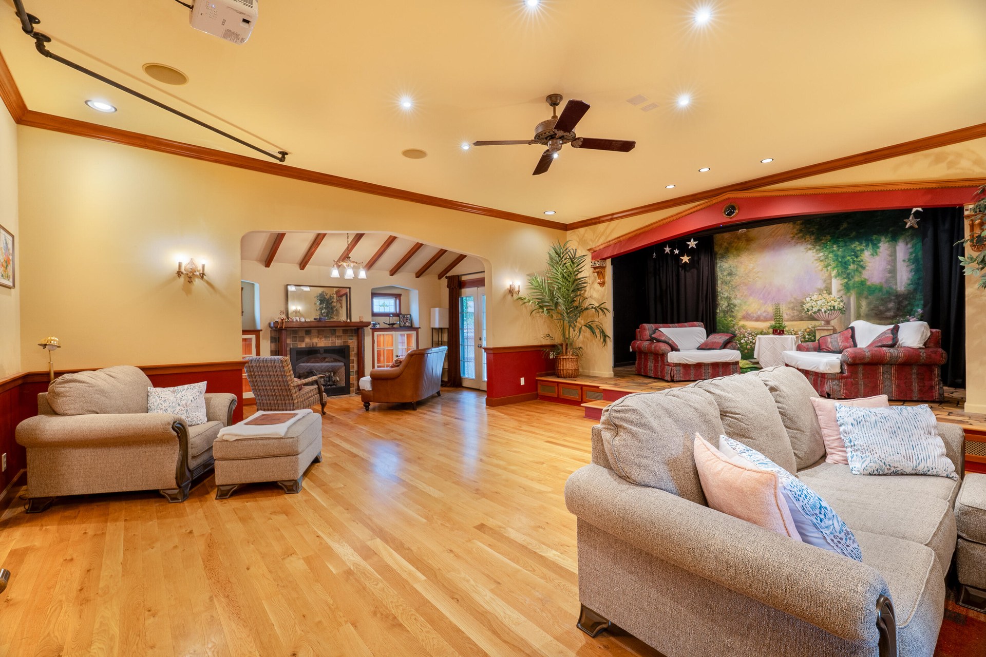 
                        Property photograph at
                        903 W KING ST
                      