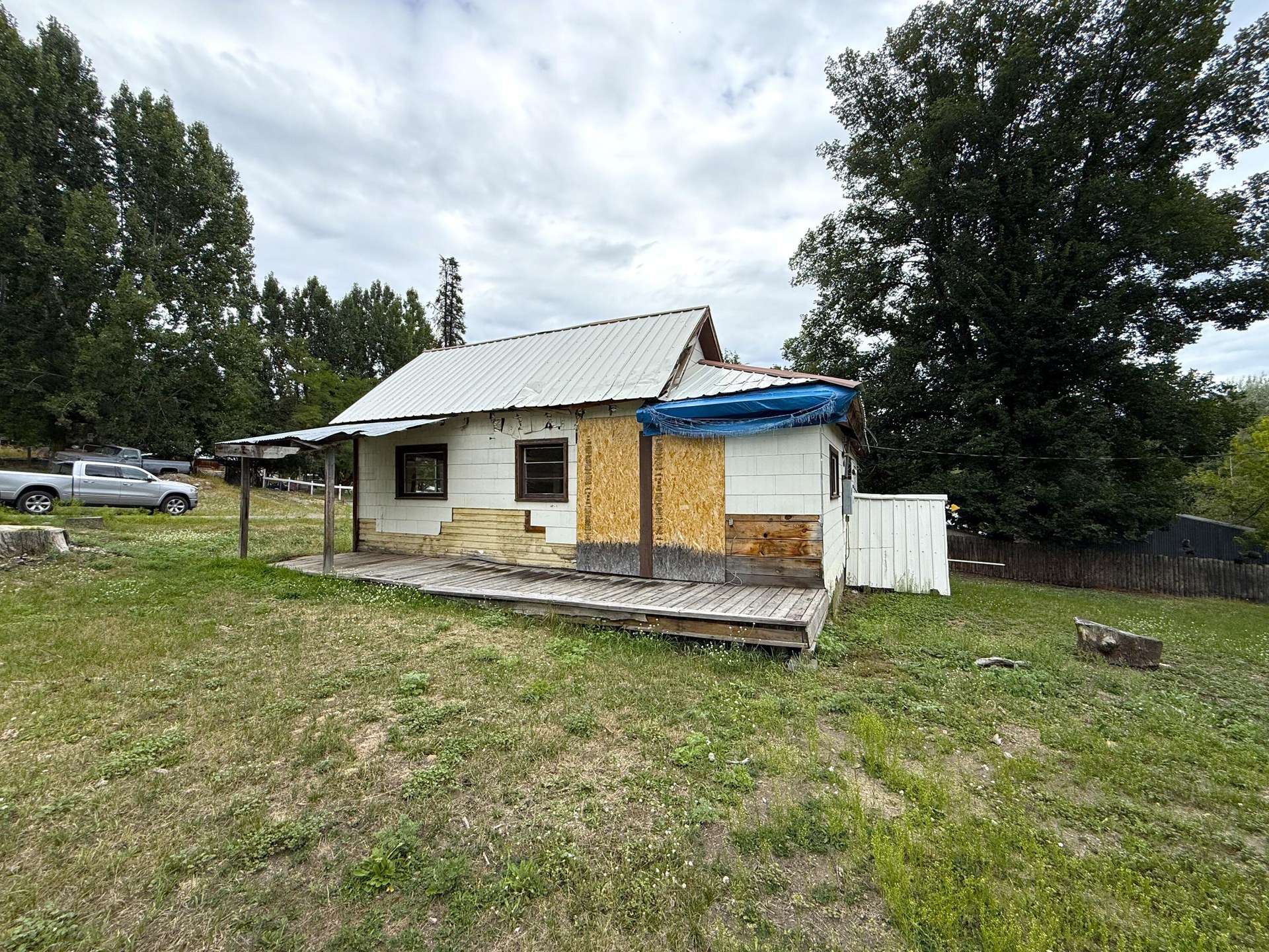 
                        Property photograph at
                        653 E 9TH ST
                      