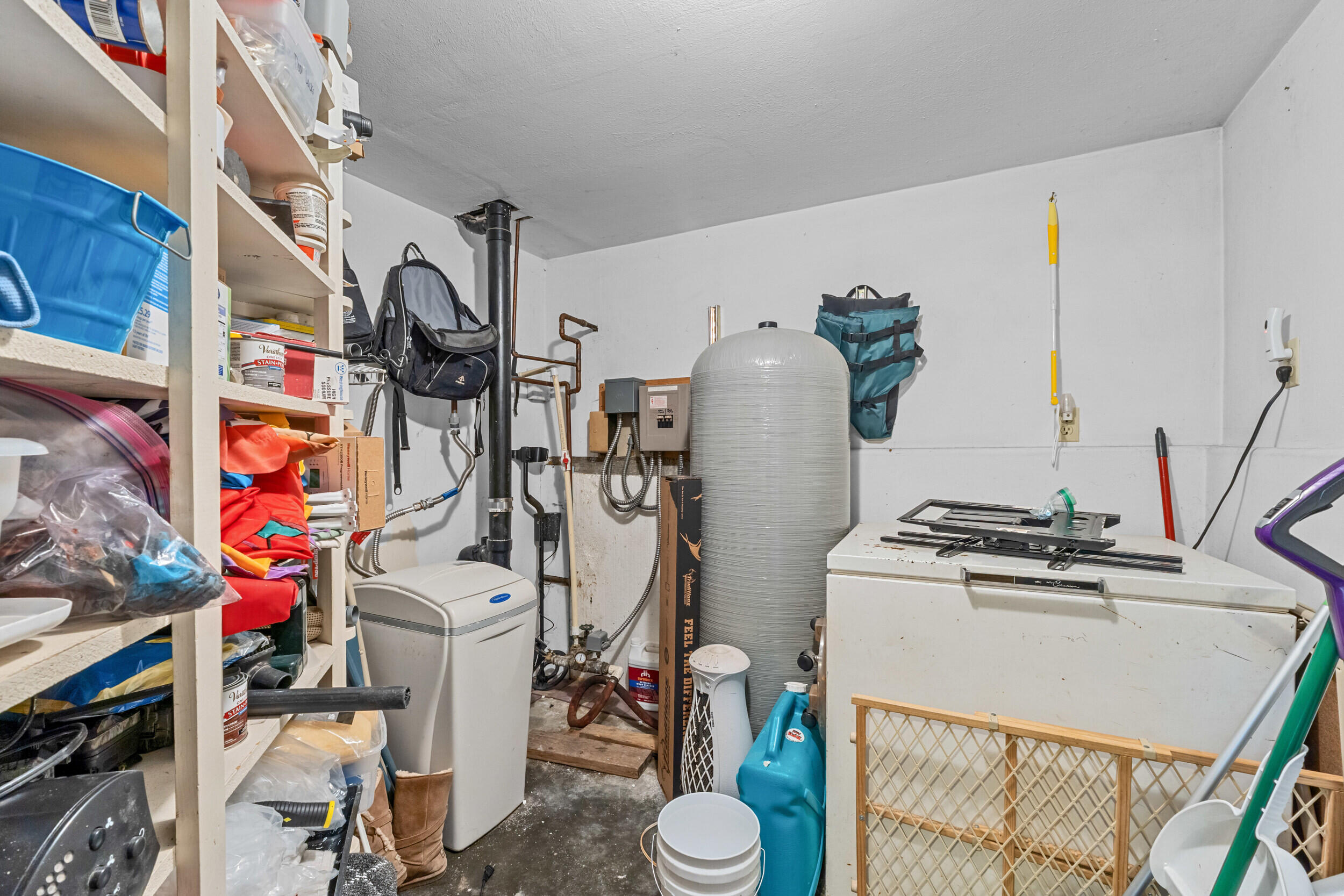 
                        Property photograph at
                        762 MAHONEY RD
                      