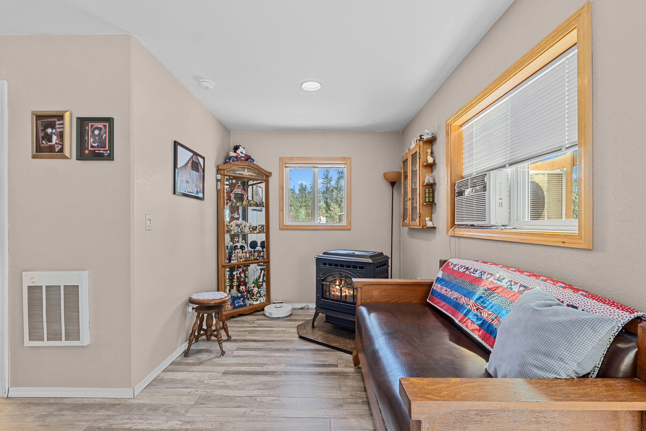 
                        Property photograph at
                        762 MAHONEY RD
                      