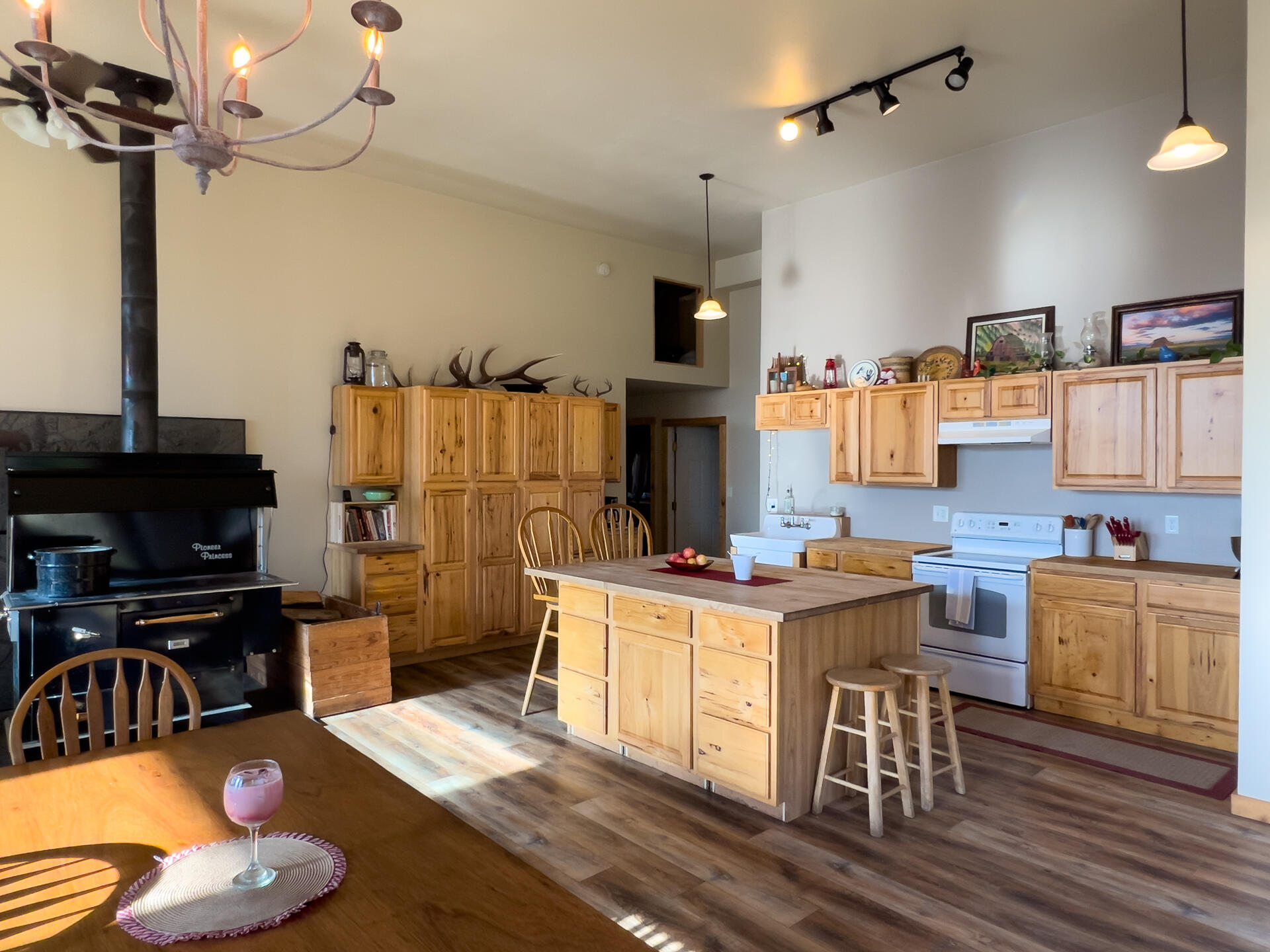 
                        Property photograph at
                        2559 F UNITED COPPER MINE RD
                      