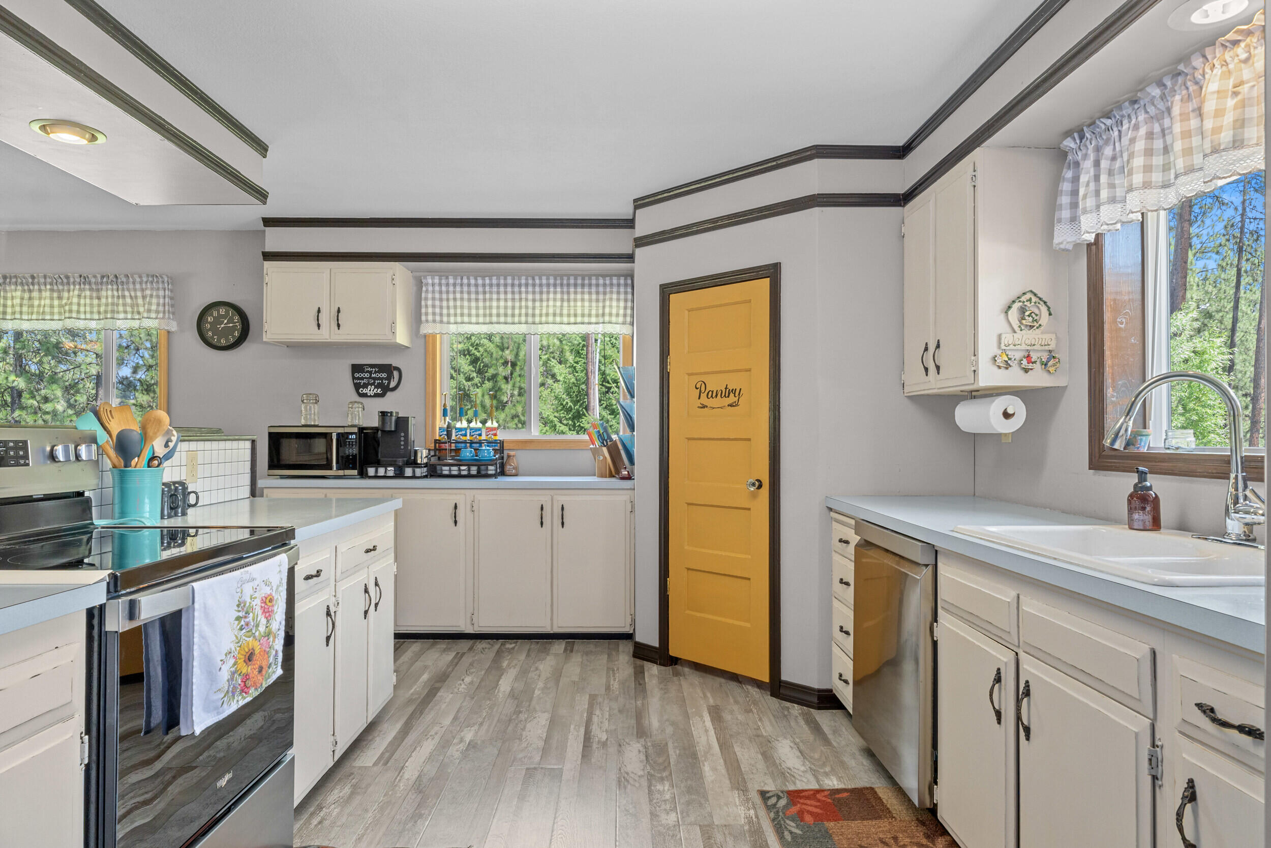 
                        Property photograph at
                        762 MAHONEY RD
                      