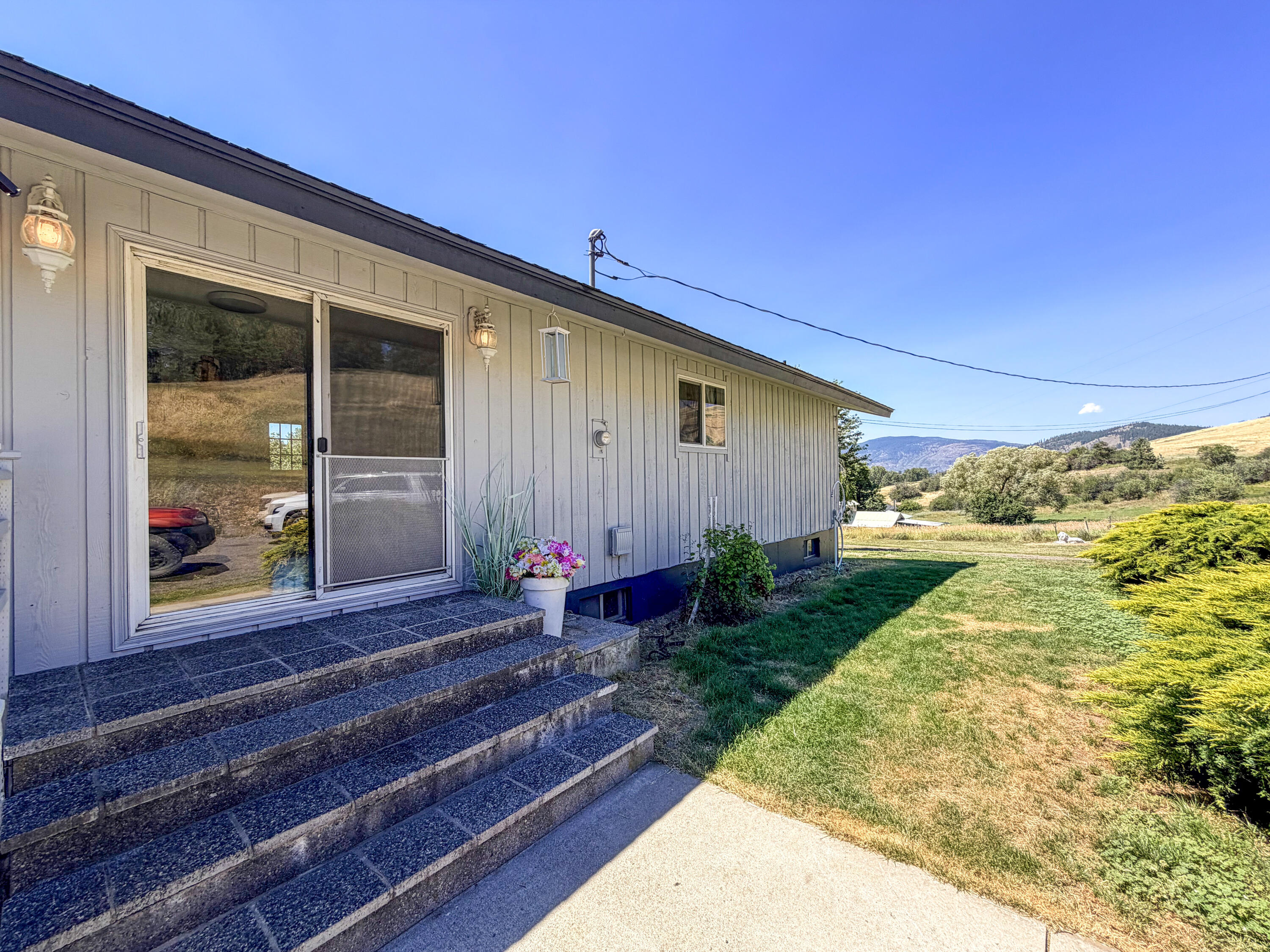 
                        Property photograph at
                        598 N HWY 395
                      