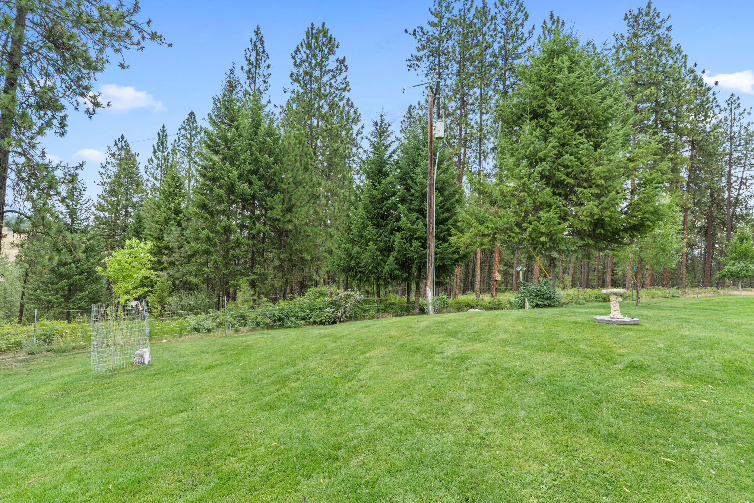 
                        Property photograph at
                        762 MAHONEY RD
                      