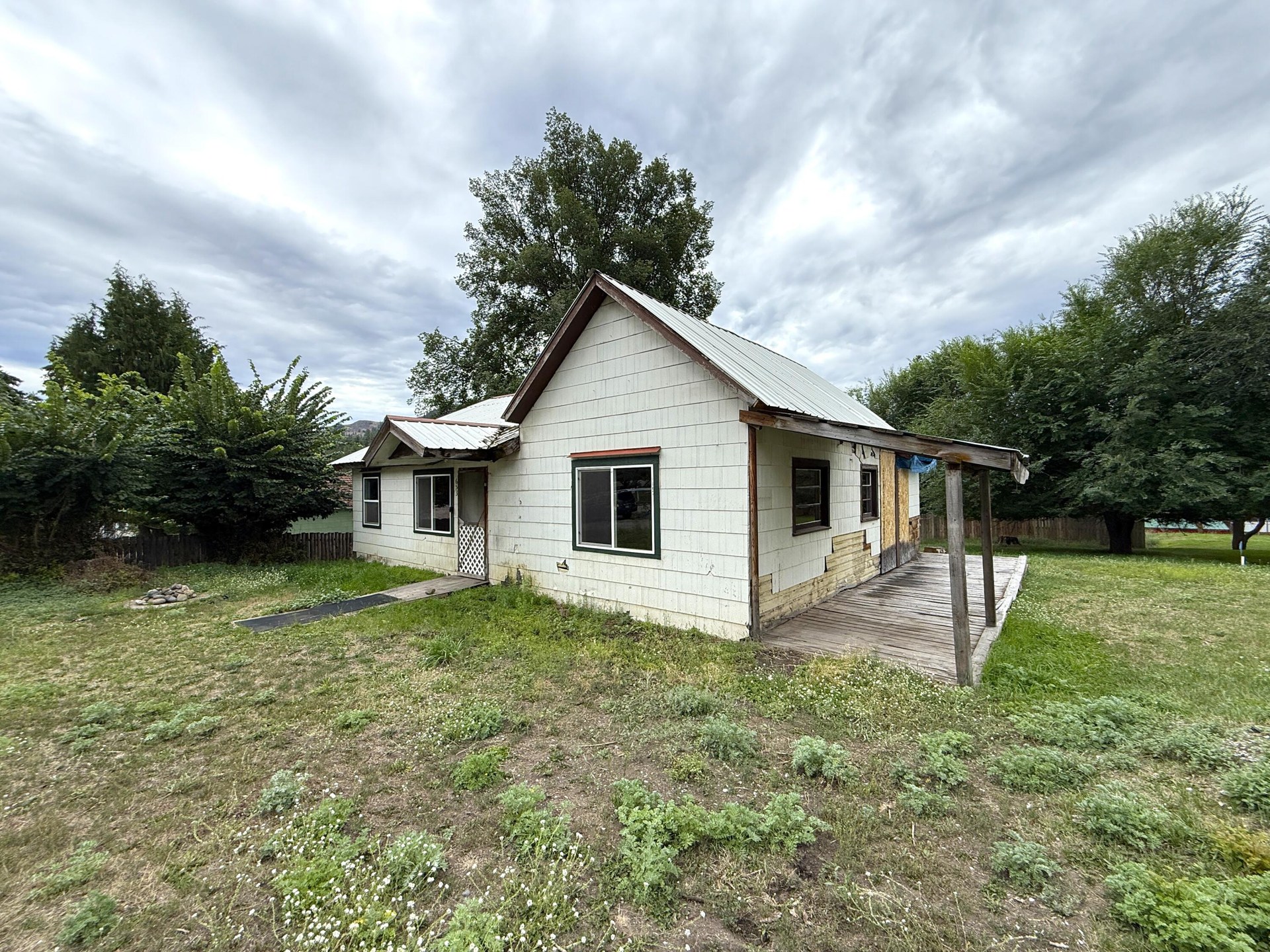 
                        Property photograph at
                        653 E 9TH ST
                      