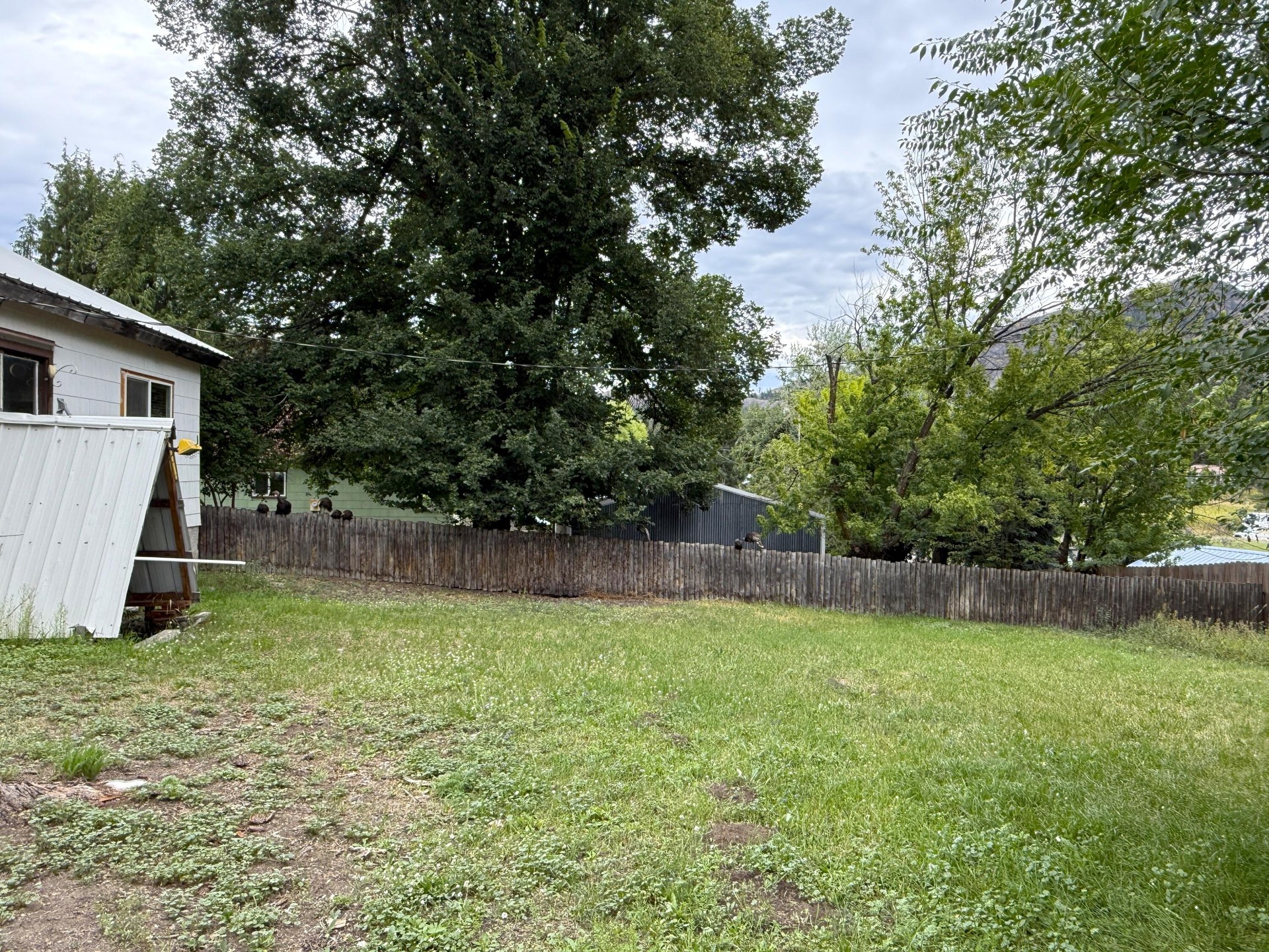 
                        Property photograph at
                        653 E 9TH ST
                      