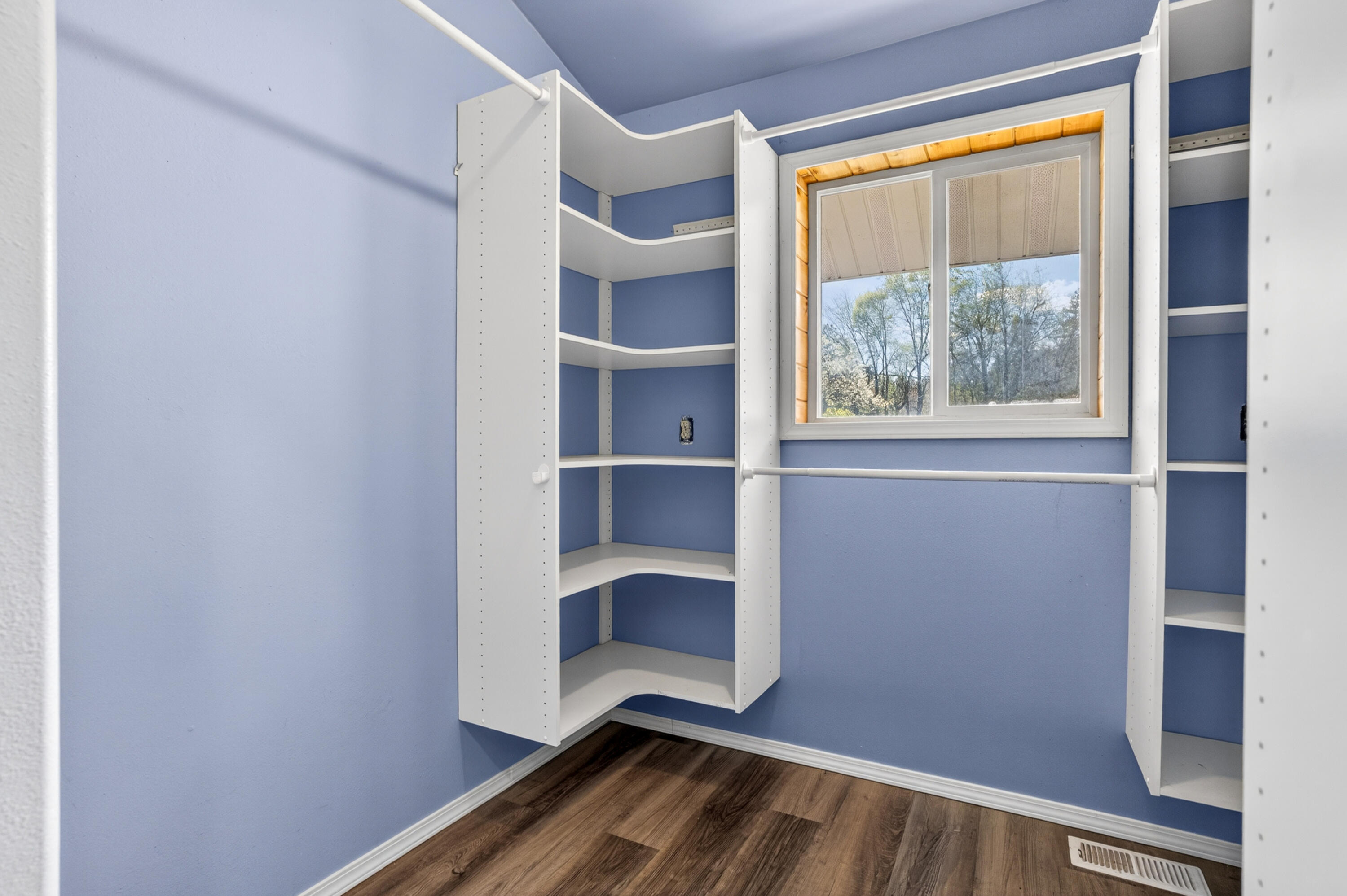 
                        Property photograph at
                        927 MISSION LAKE RD
                      