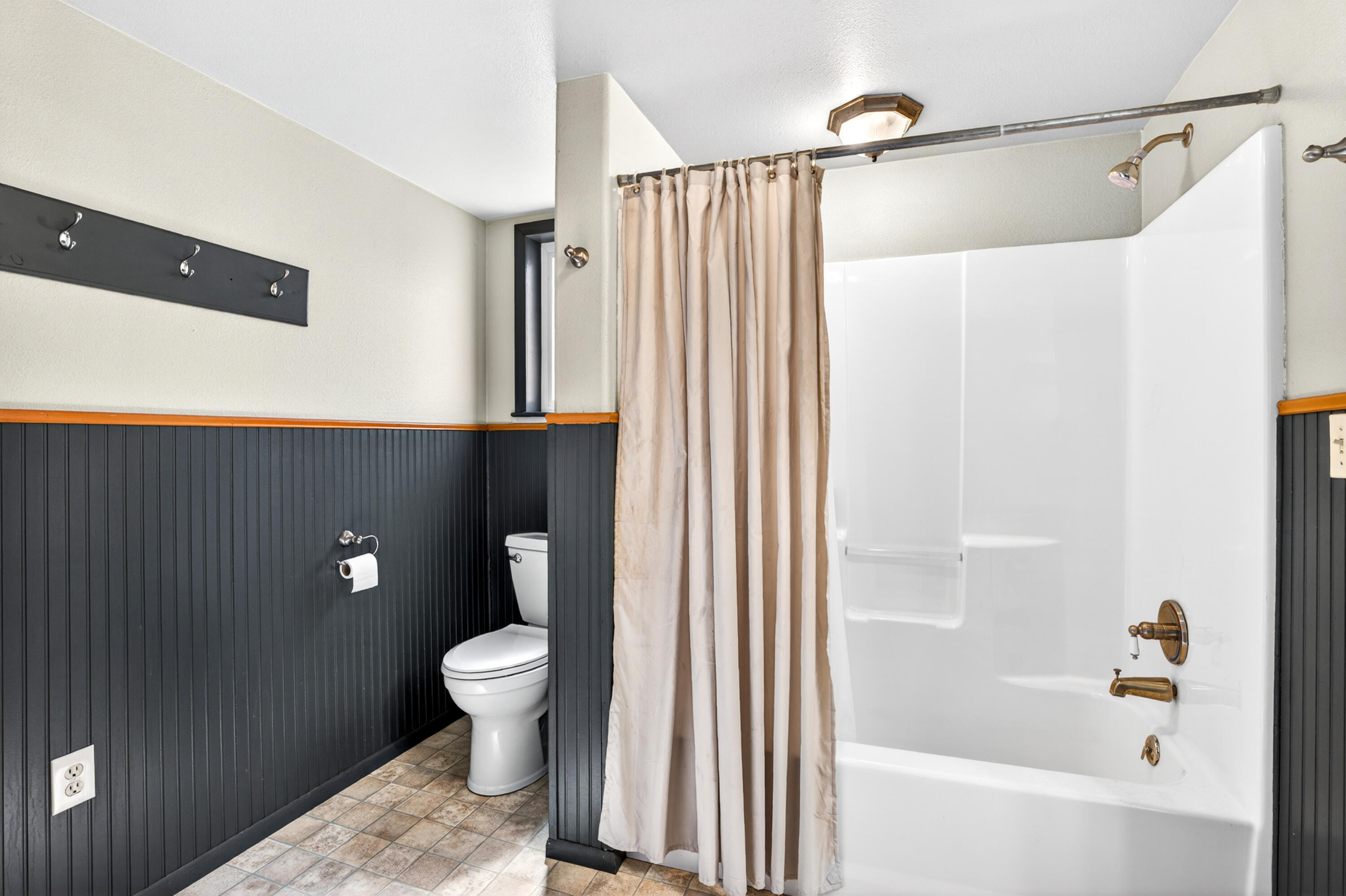 
                        Property photograph at
                        927 MISSION LAKE RD
                      