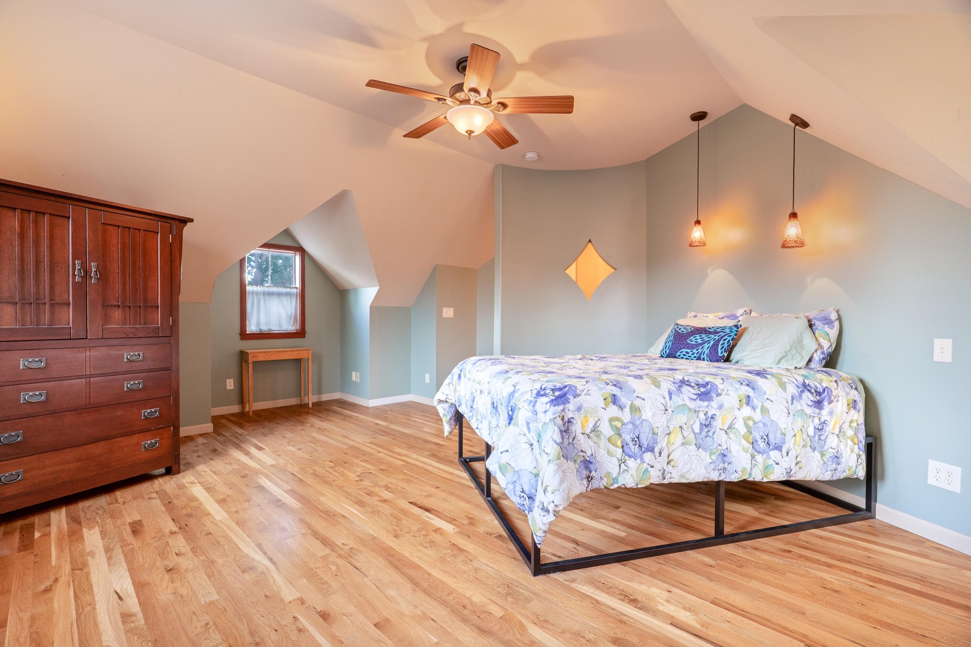 
                        Property photograph at
                        903 W KING ST
                      