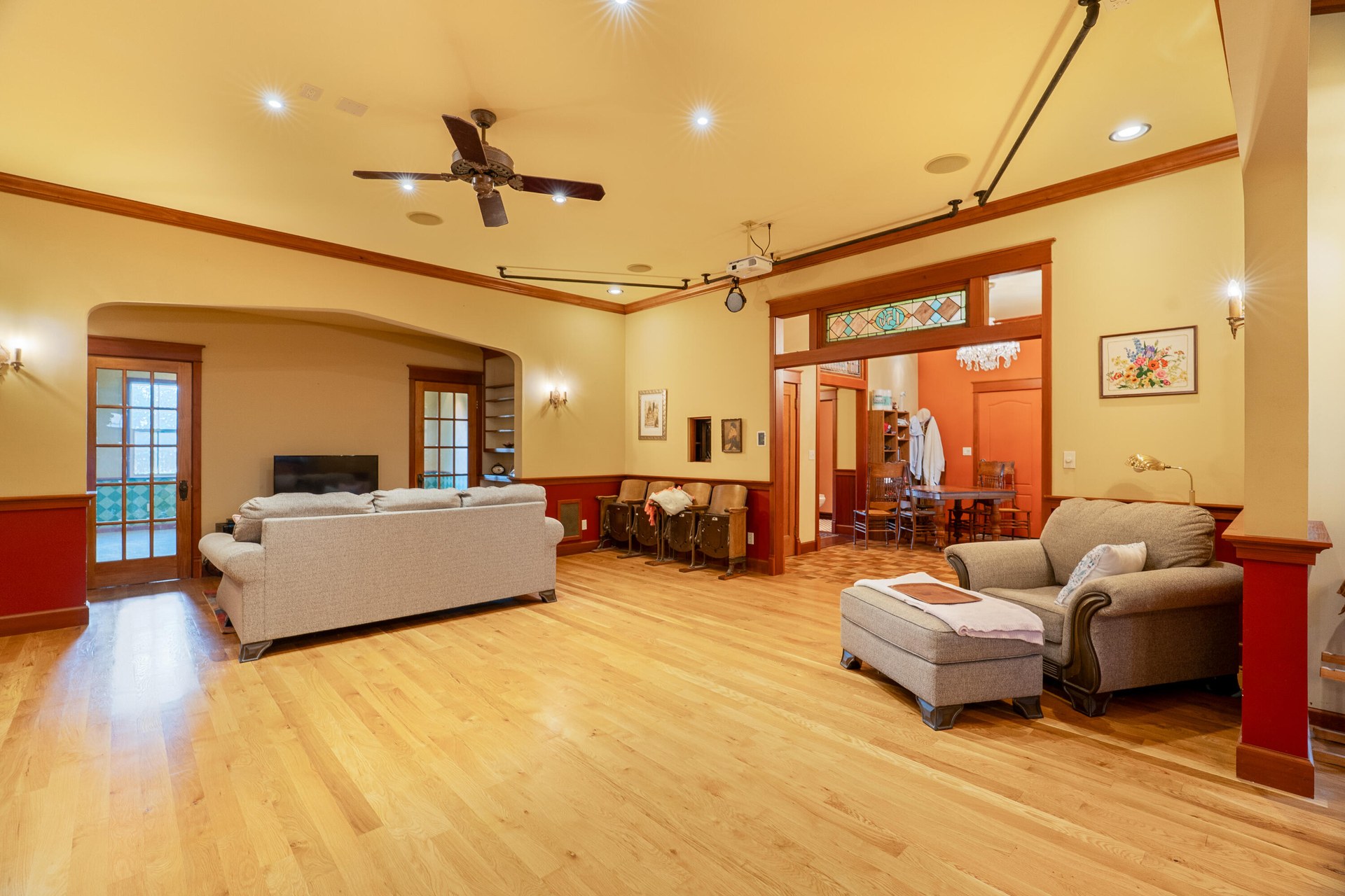 
                        Property photograph at
                        903 W KING ST
                      