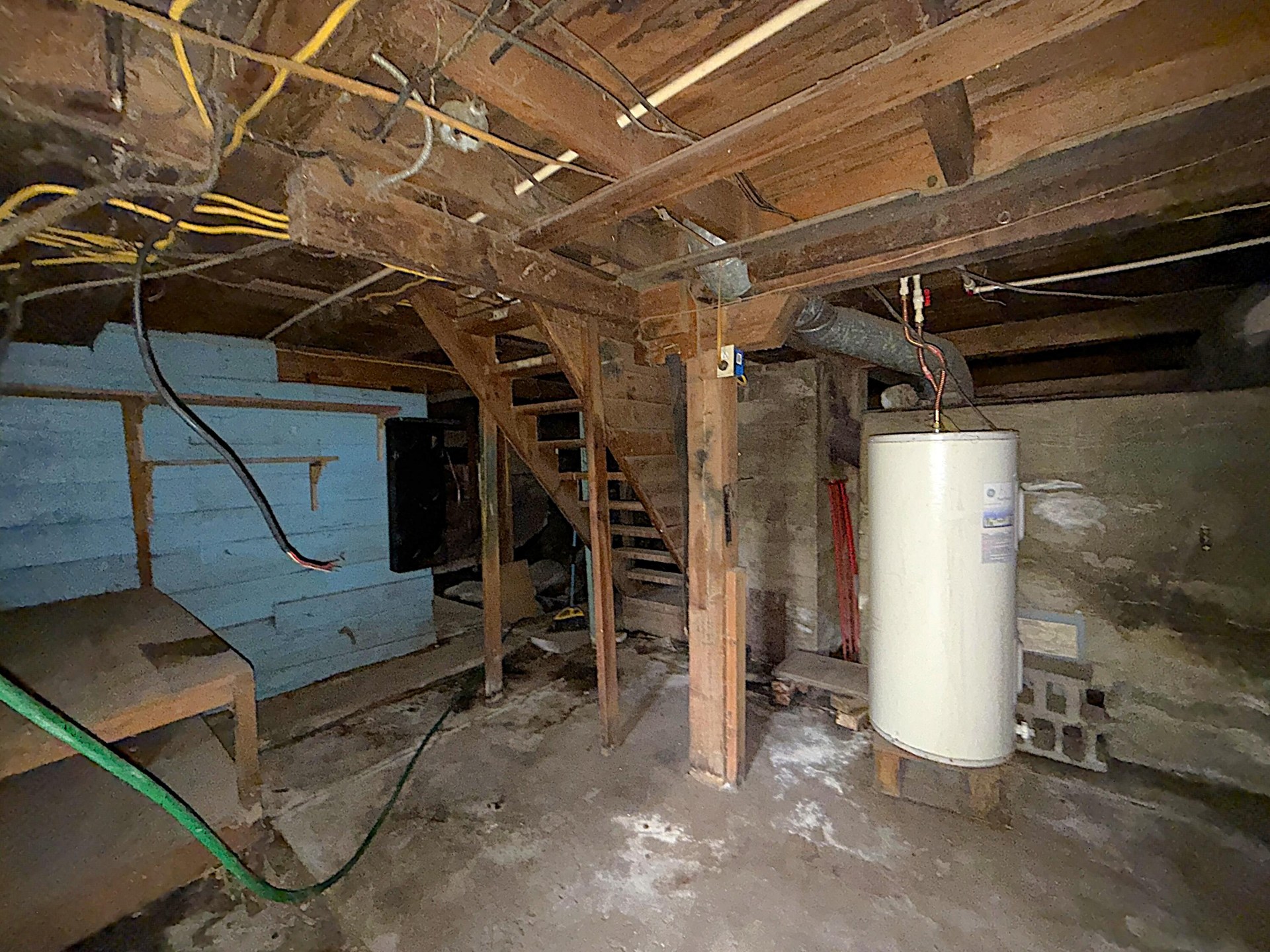 
                        Property photograph at
                        653 E 9TH ST
                      
