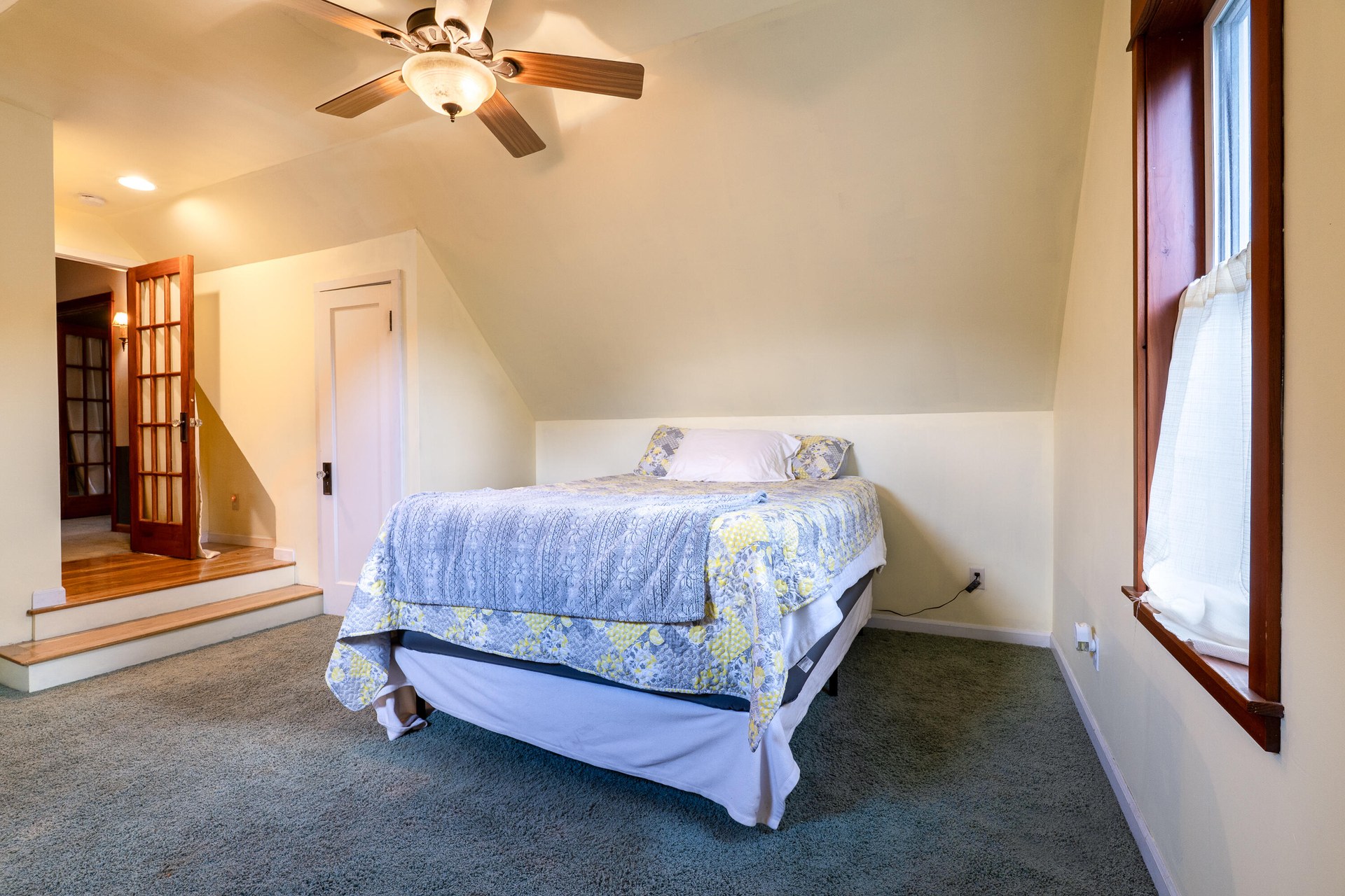 
                        Property photograph at
                        903 W KING ST
                      