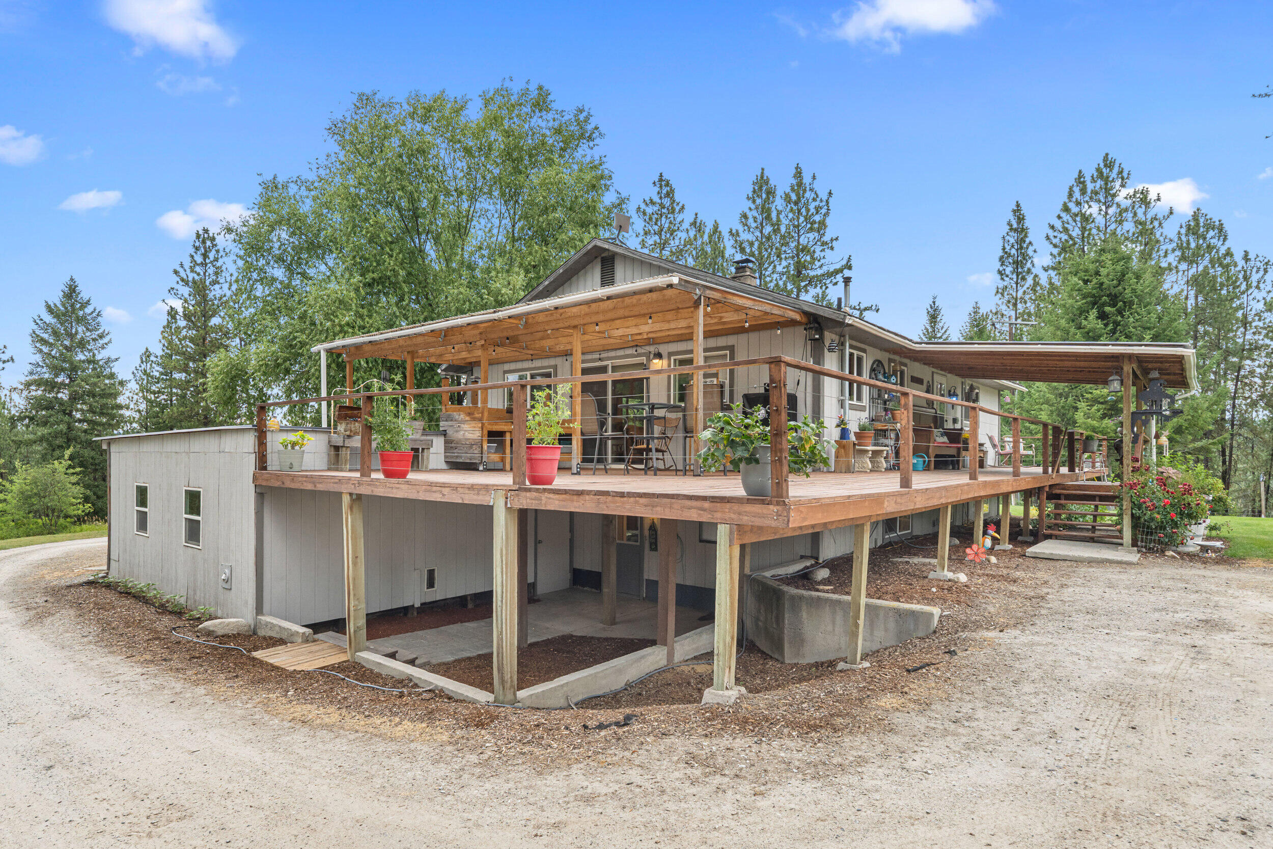 
                        Property photograph at
                        762 MAHONEY RD
                      